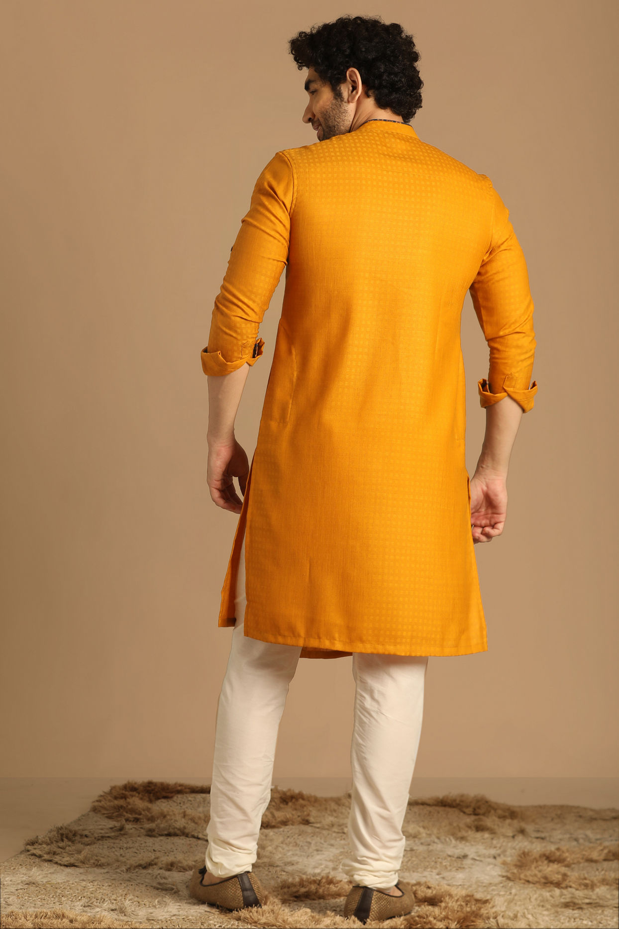 alt message - Manyavar Men Crisp Light Orange Kurta image number 2