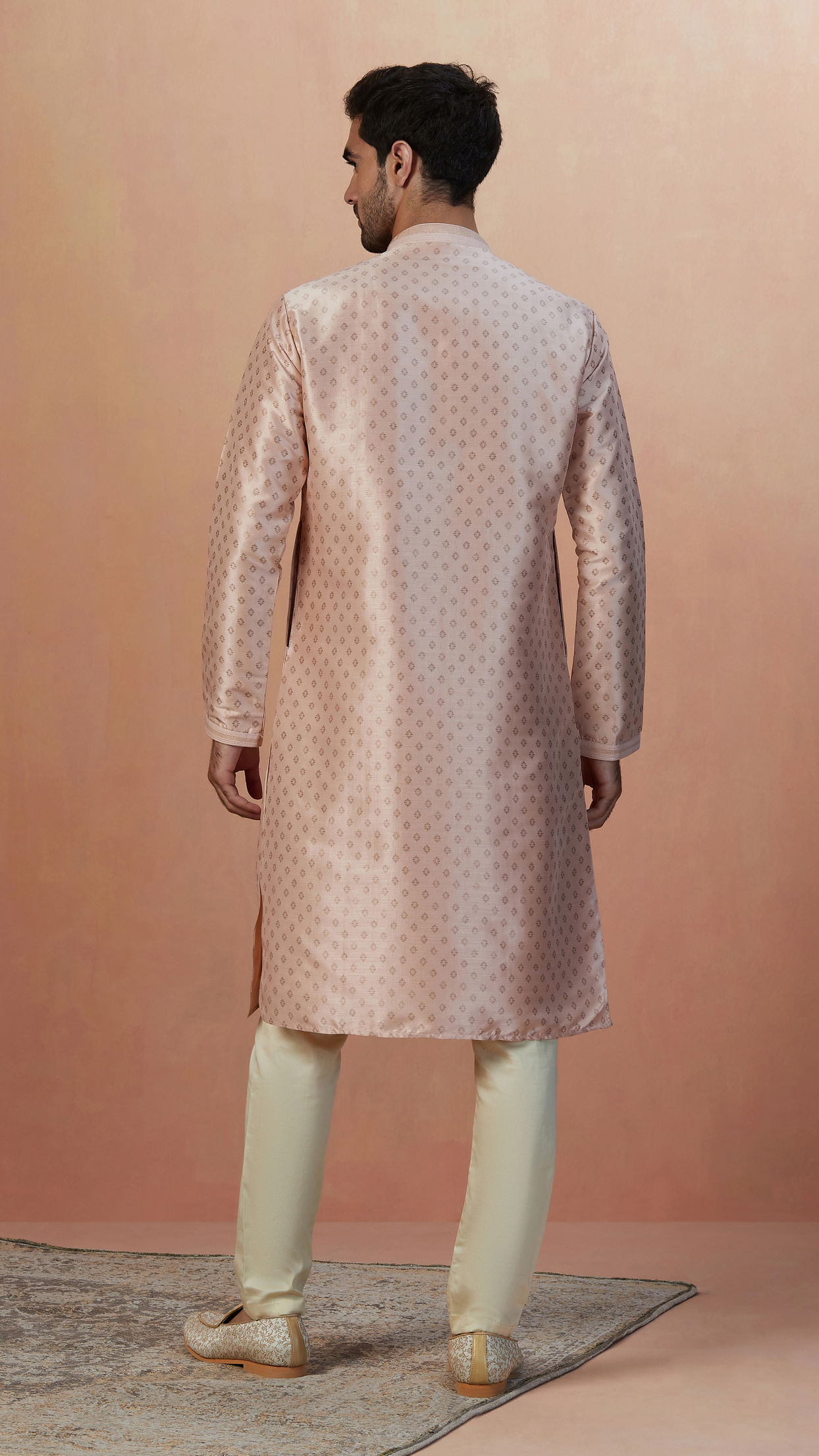 alt message - Manyavar Men Faded Pink Foil Print Kurta Pajama image number 2