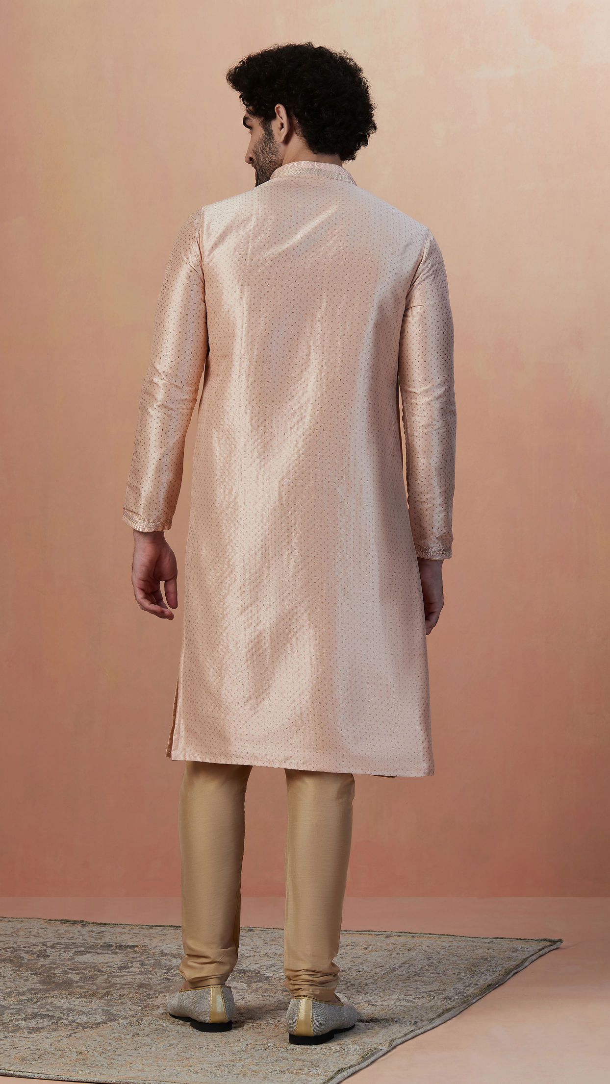 alt message - Manyavar Men Light Pink Booti Print Kurta Pajama image number 3