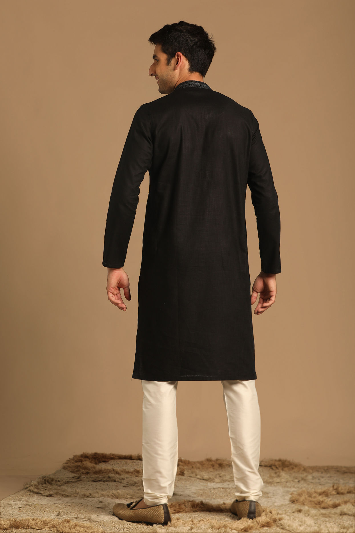 Black Kurta Set With Neck Detailing image number 2