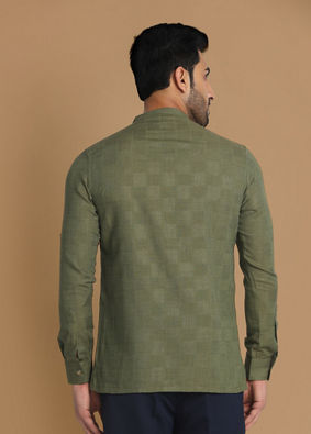 alt message - Manyavar Men Textured Green Kurta image number 1