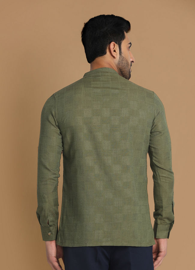 alt message - Manyavar Men Textured Green Kurta image number 1