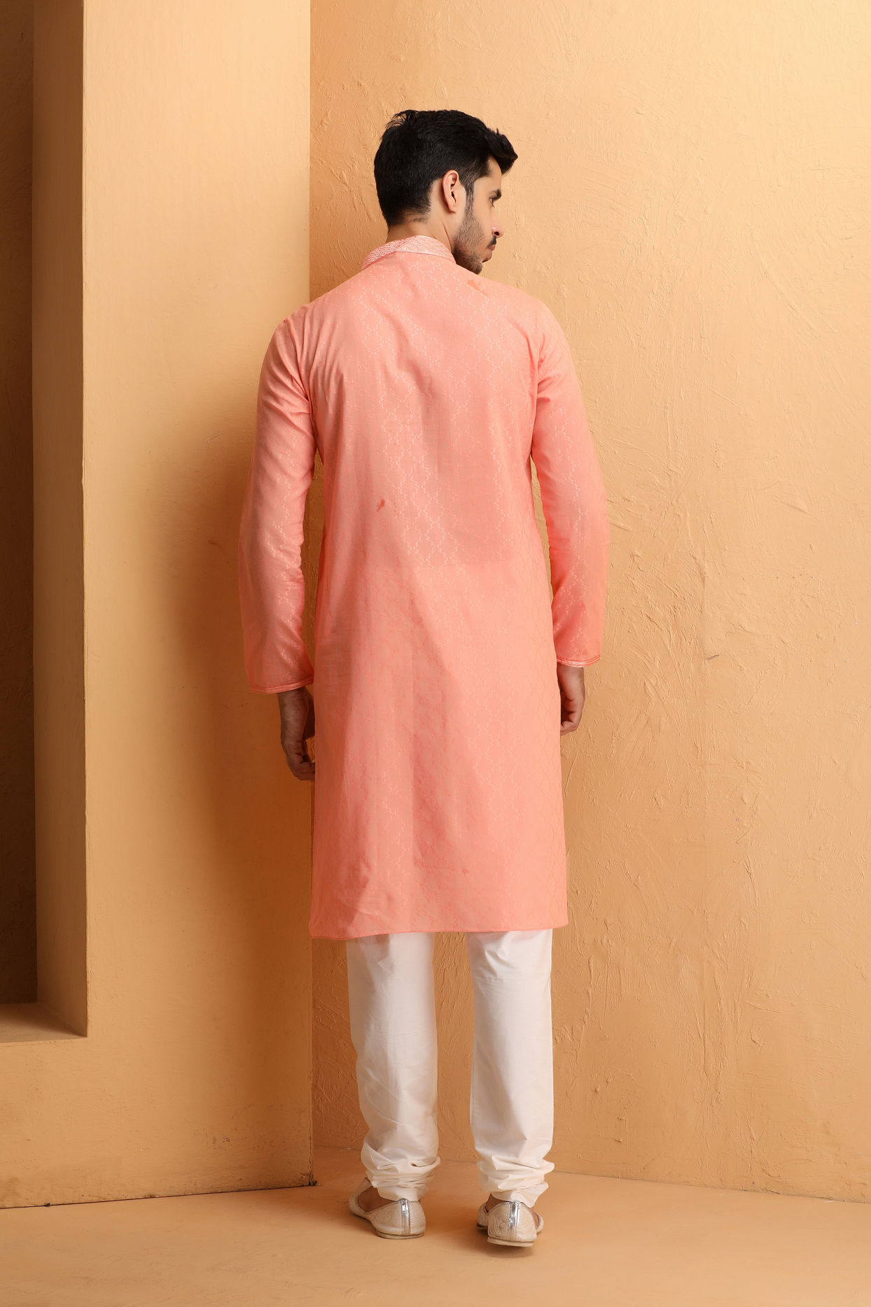 alt message - Manyavar Men Rose Pink Self Motif Kurta Set image number 3