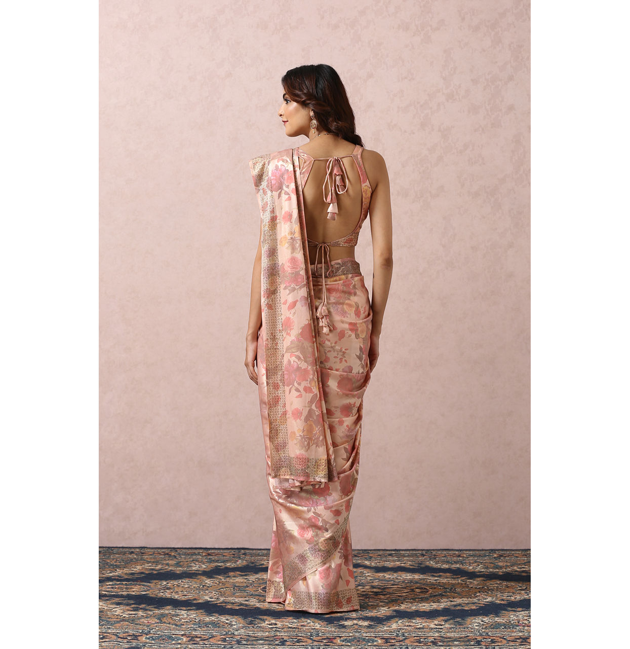 alt message - Mohey Women Pink Floral Printed Saree image number 2