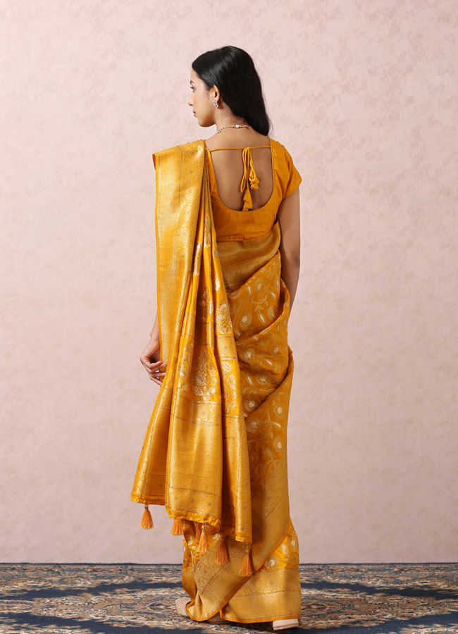 alt message - Mohey Women Mustard Yellow Saree With Gold Border image number 2