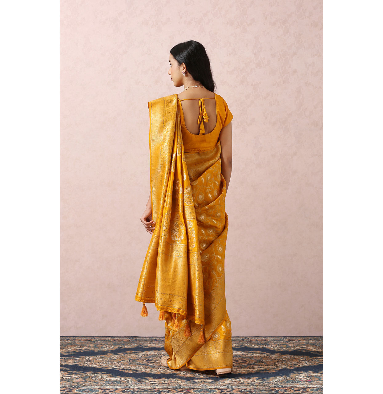 alt message - Mohey Women Mustard Yellow Saree With Gold Border image number 2