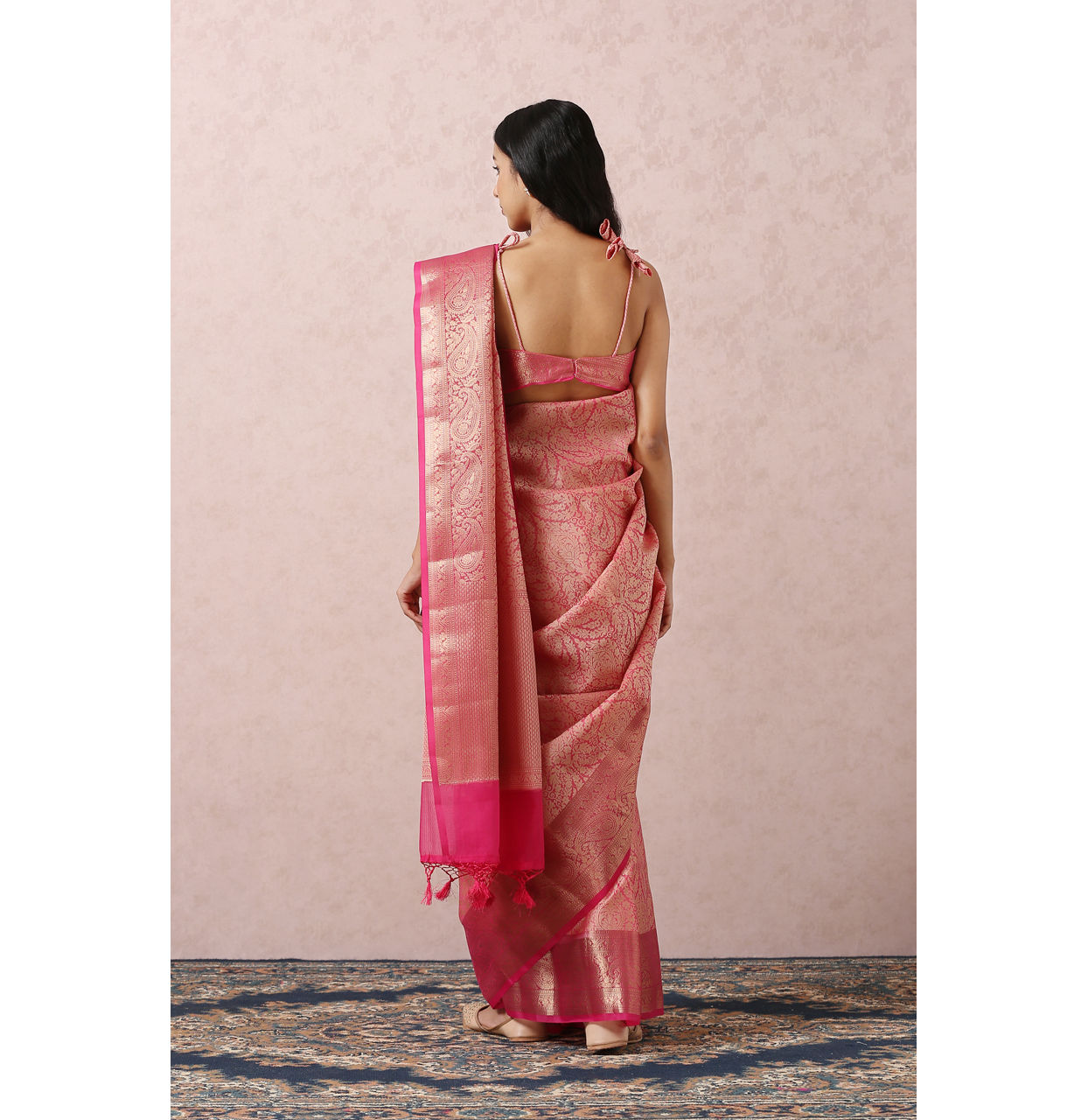 alt message - Mohey Women Pink Zari Weaved Saree image number 2