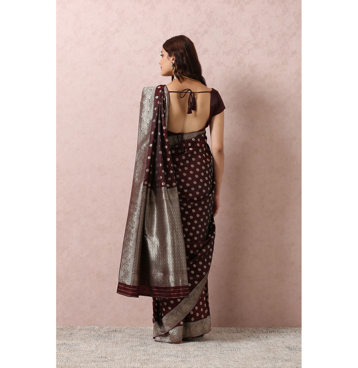 alt message - Mohey Women Maroon Art Silk Saree With Golden Motifs image number 2