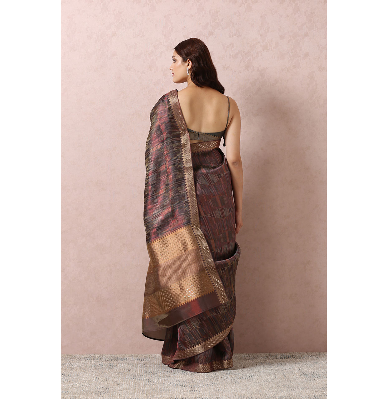 alt message - Mohey Women Rust Red Saree With Golden Border image number 2