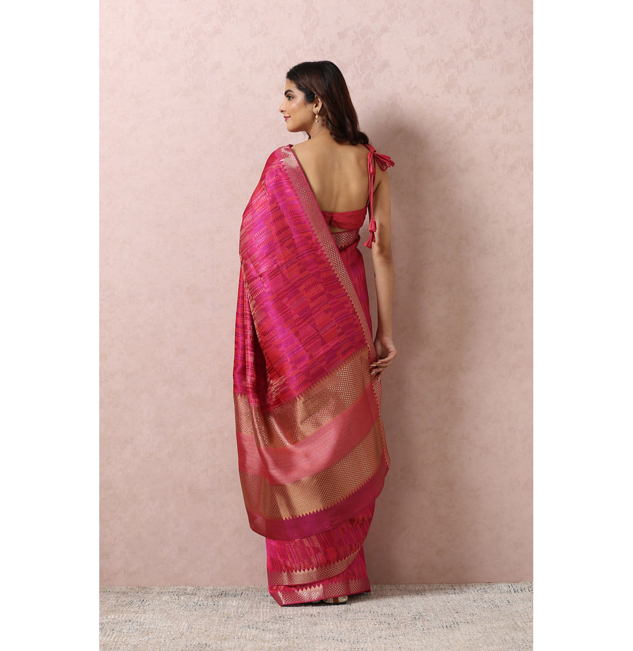 alt message - Mohey Women Rani Pink Saree With Golden Border image number 2