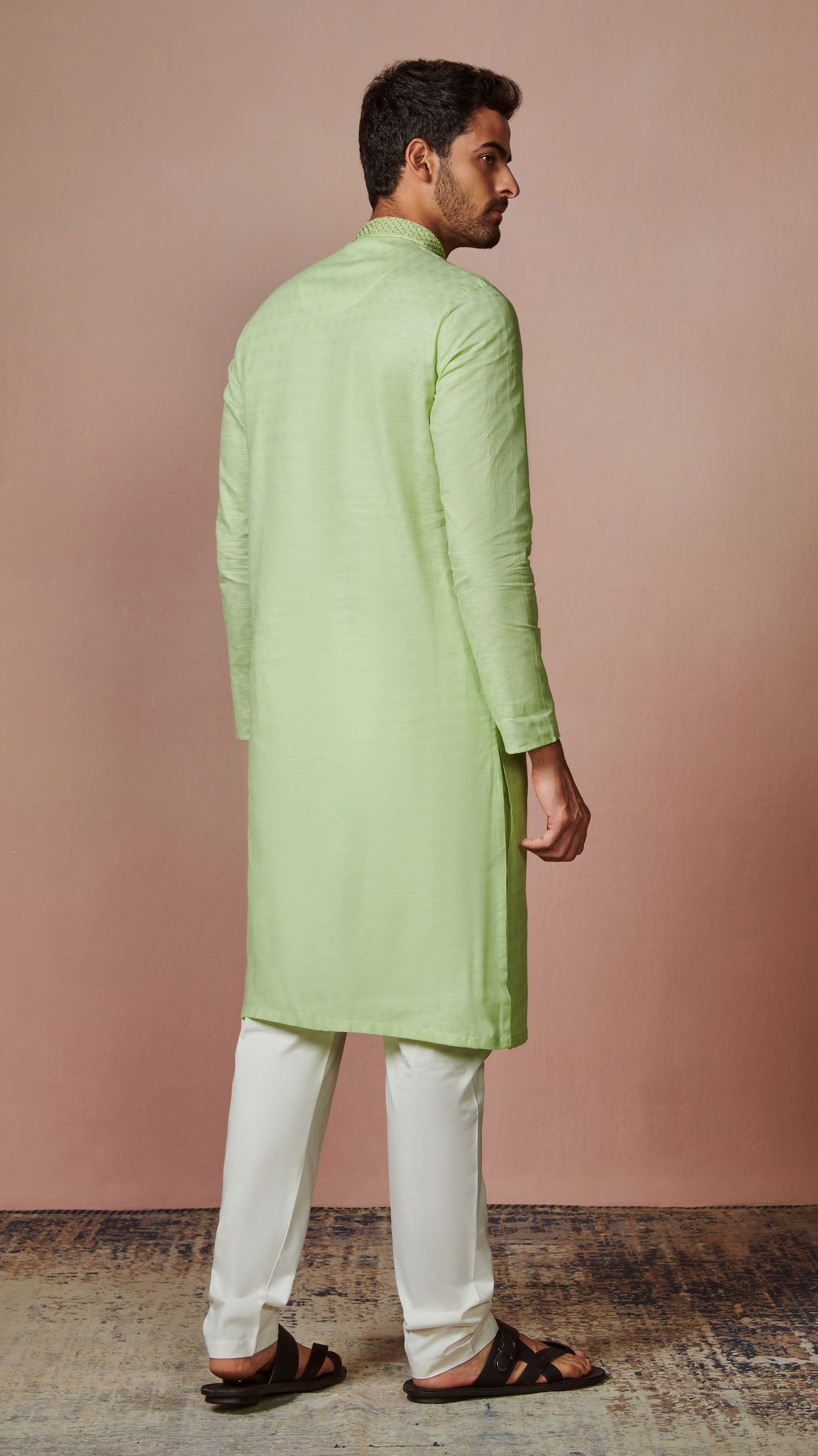 alt message - Manyavar Men Green Cotton Kurta With Embroidered Collar image number 4