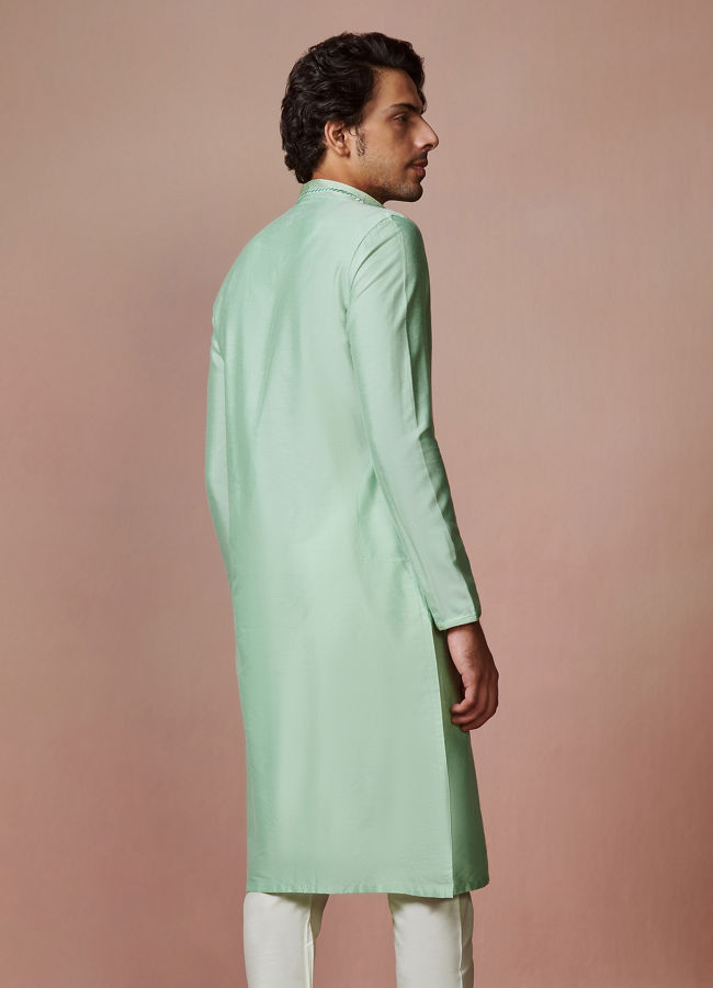 Manyavar Men Plain Green Kurta With Embroidered Collar
