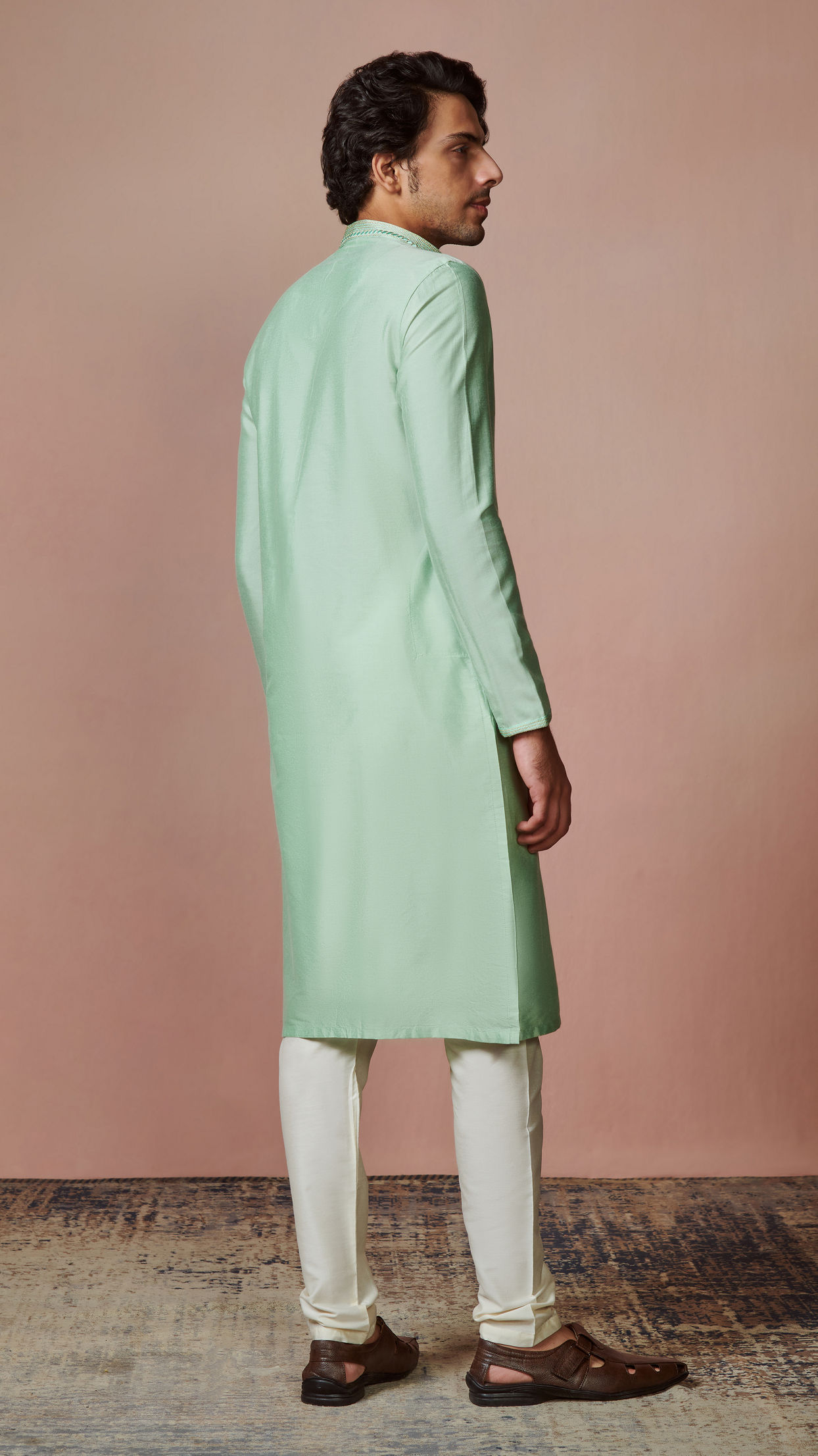 Manyavar Men Plain Green Kurta With Embroidered Collar