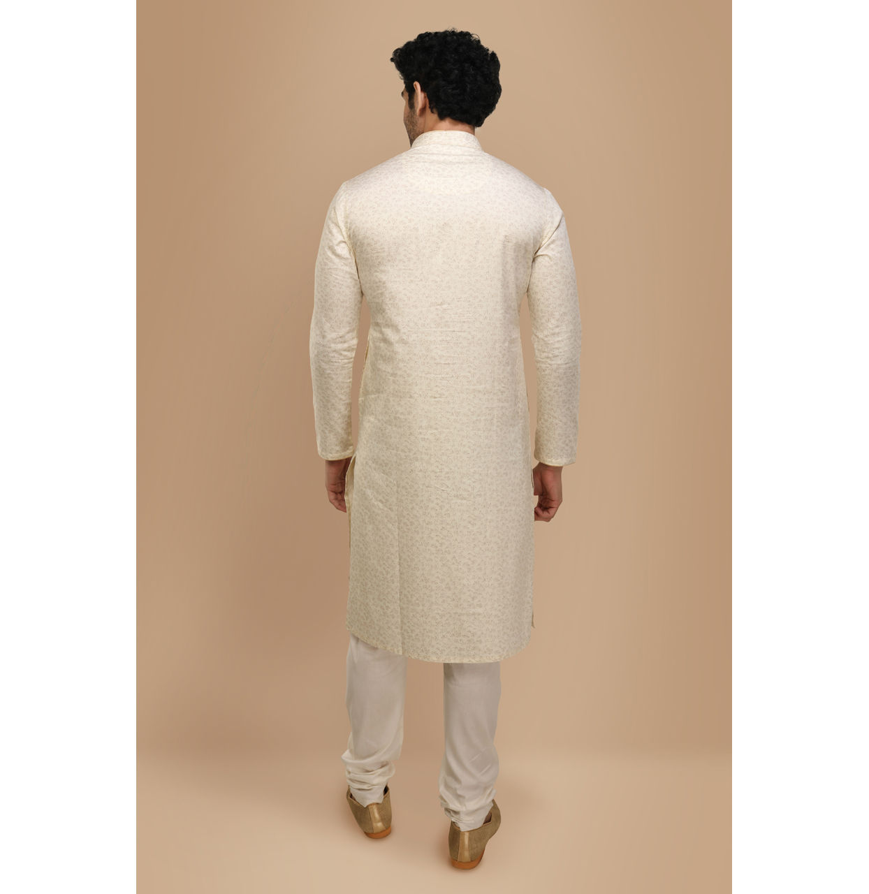 alt message - Manyavar Men Elegant Cream Kurta Set image number 2