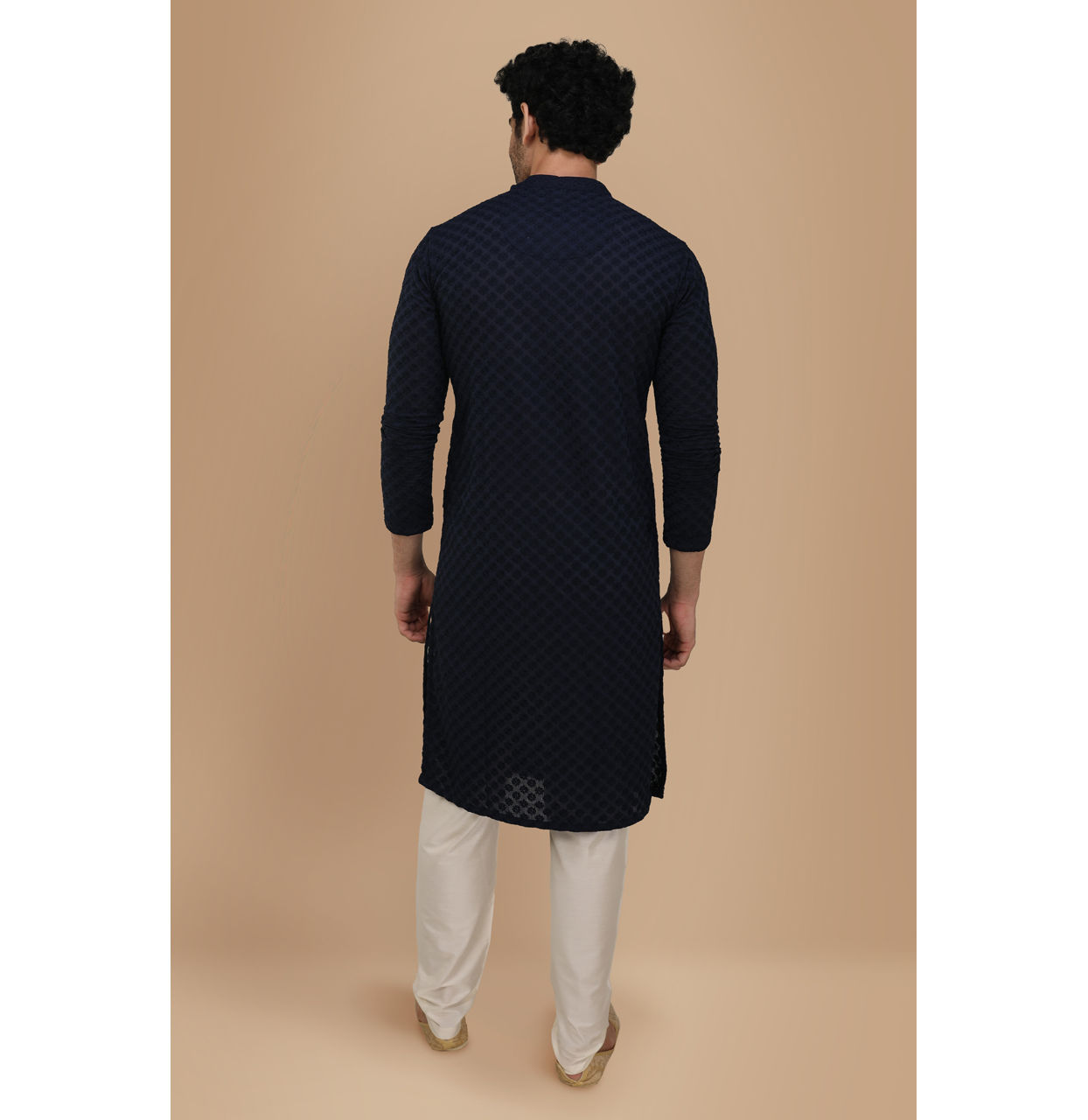 alt message - Manyavar Men Royal Blue Chikankari Kurta Pajama image number 2