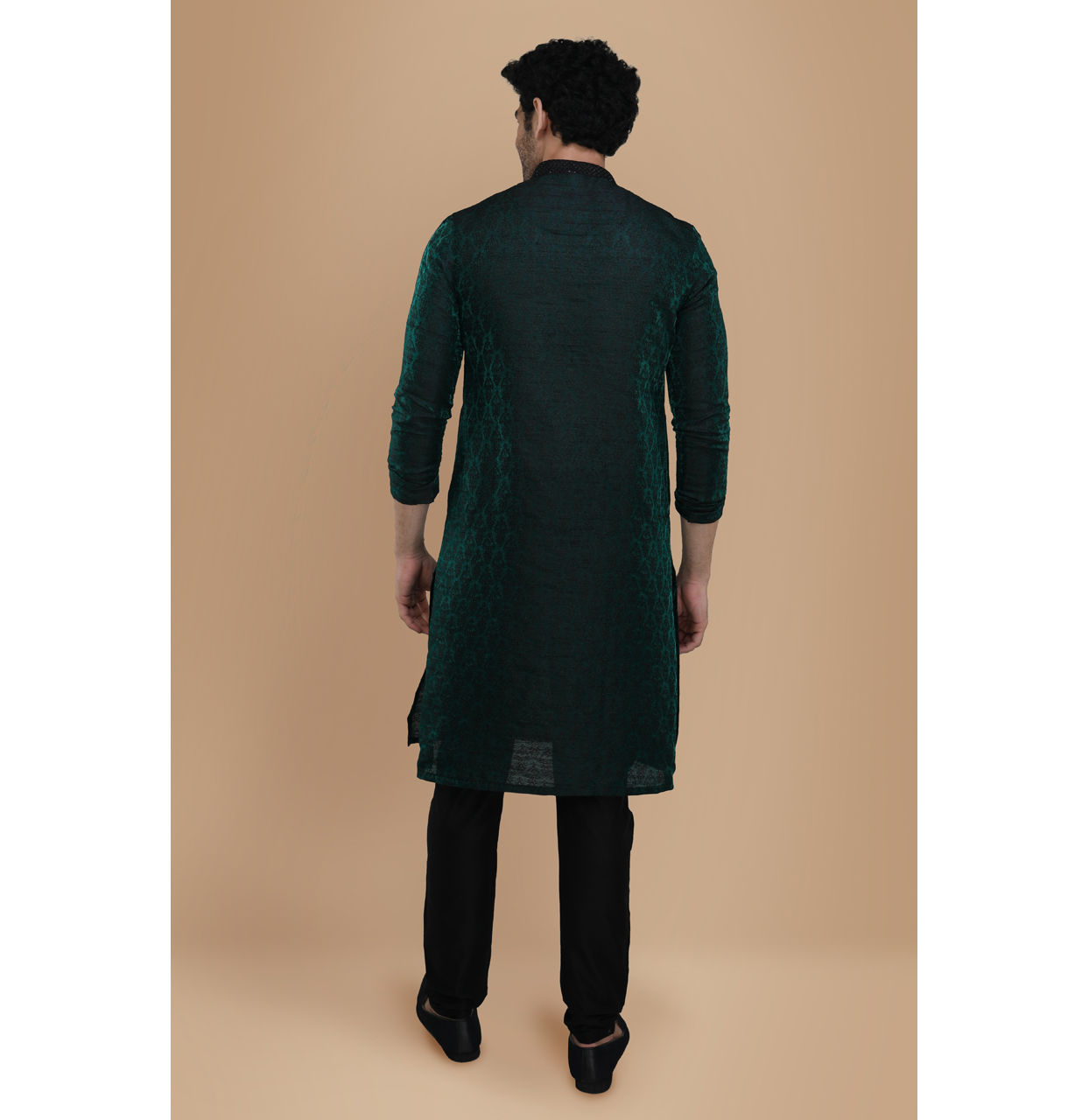 alt message - Manyavar Men Emerald Green Jacquard Kurta Set image number 2