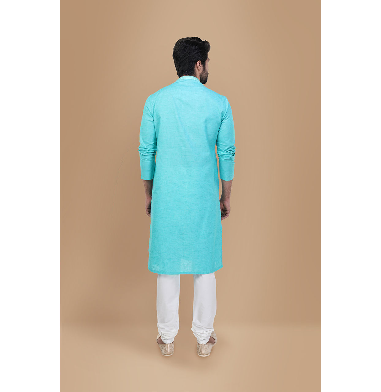 alt message - Manyavar Men Seafoam Green Solid Kurta Set With Neck Detailing image number 2