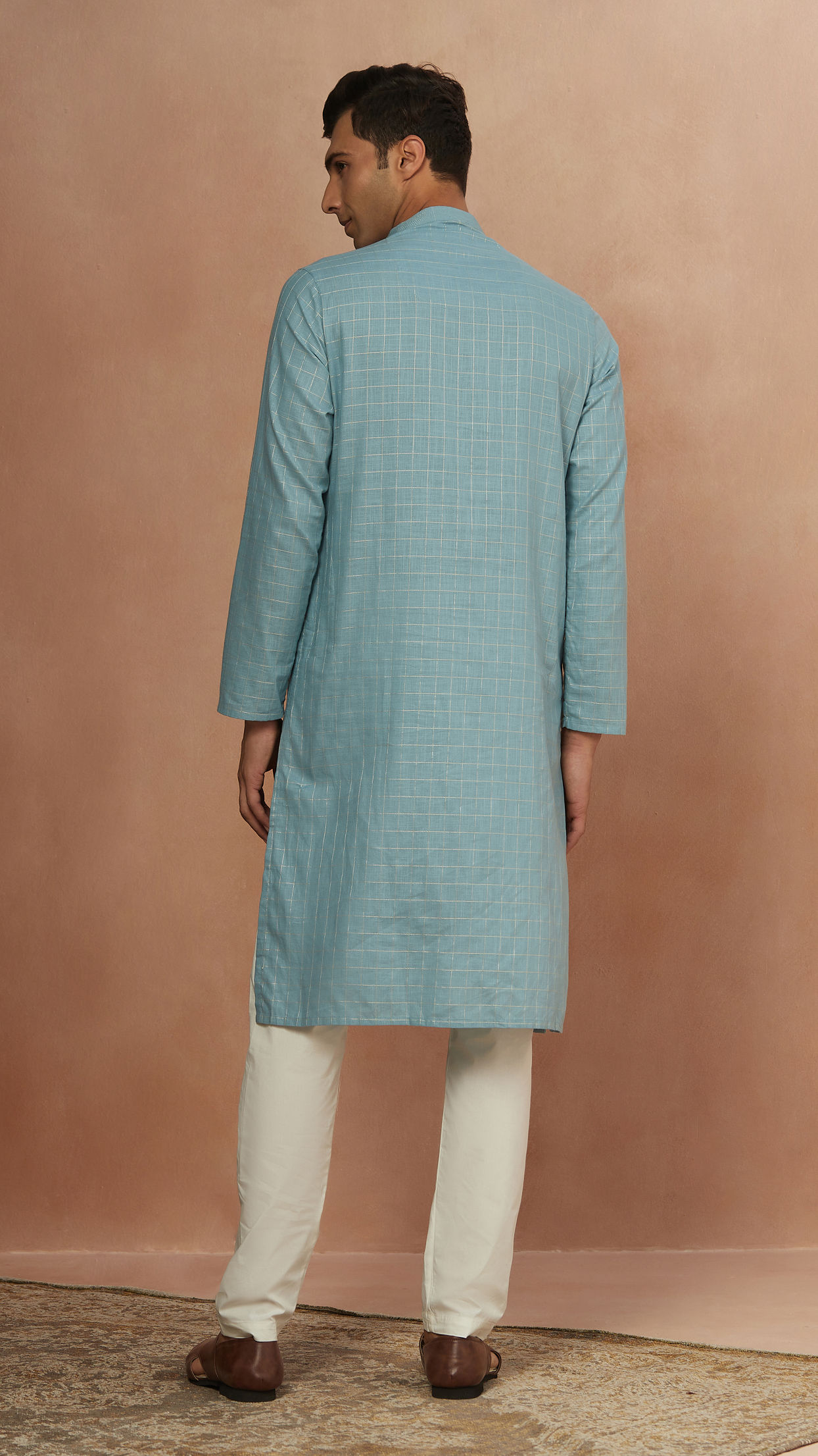 alt message - Manyavar Men Teal Blue Chequered Kurta Pajama image number 2