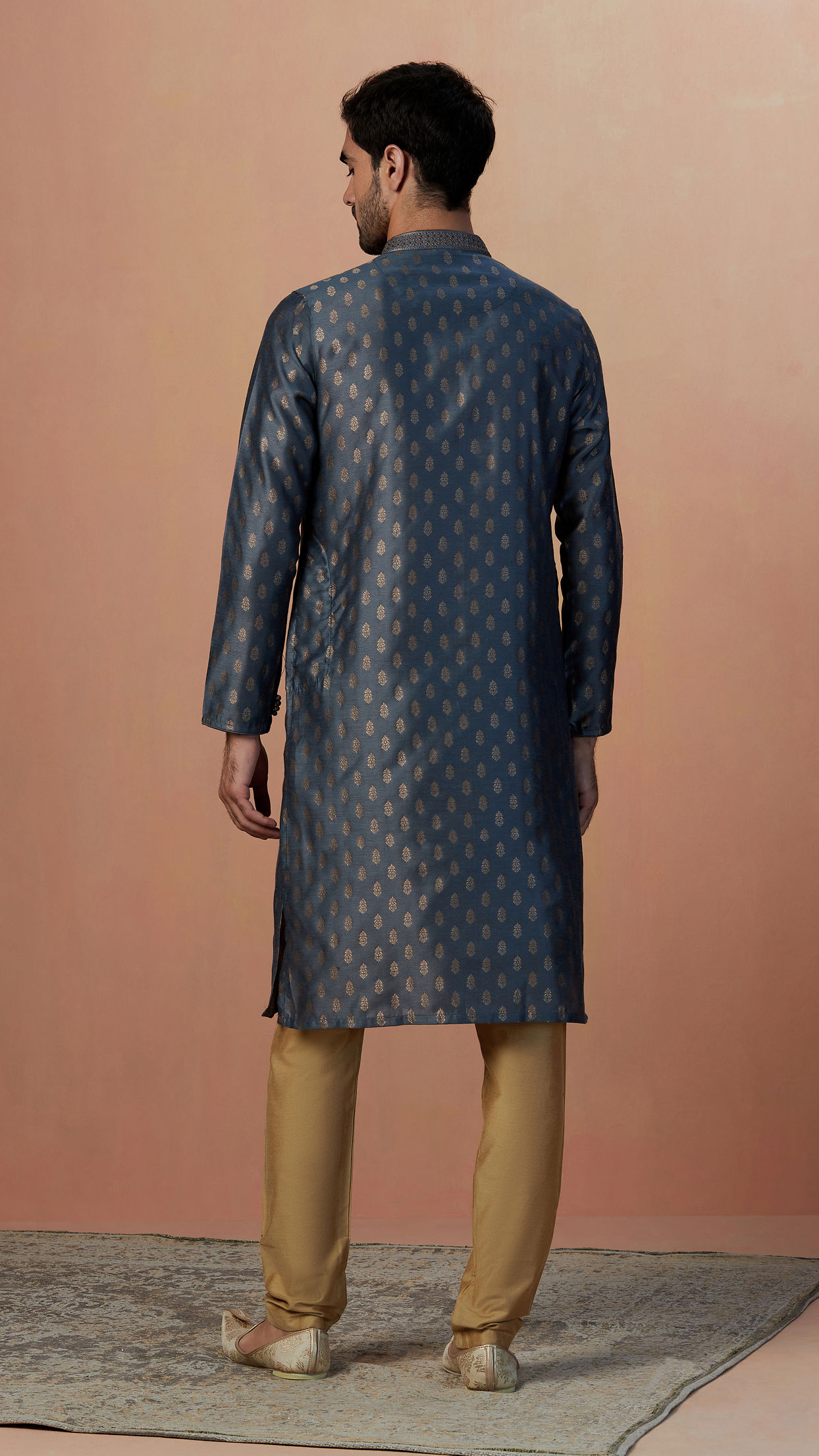 alt message - Manyavar Men Grey Kurta Pajama With Golden Motif image number 3