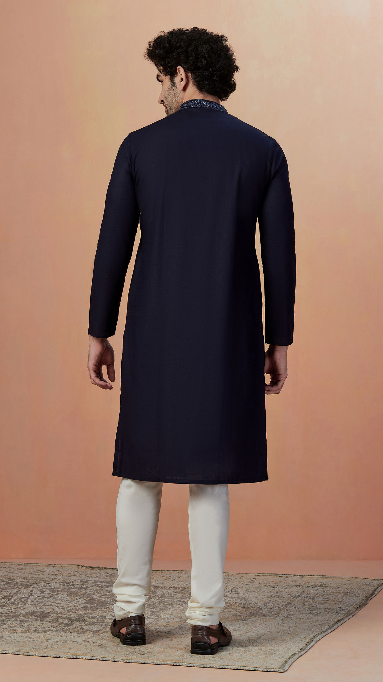 alt message - Manyavar Men Dark Naby Blue Plain Kurta Pajama image number 4