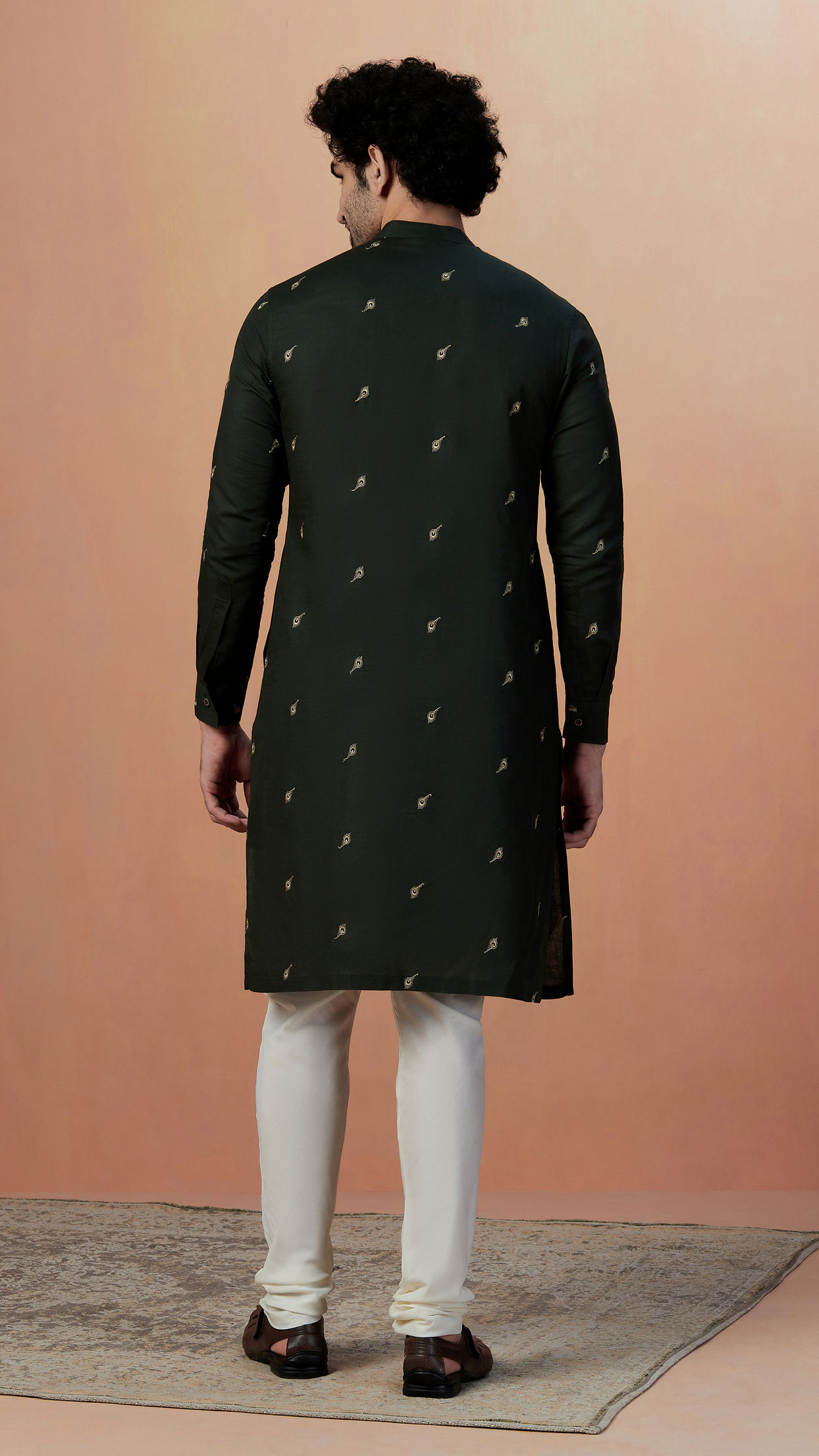 alt message - Manyavar Men Olive Green Embroidered Kurta image number 3