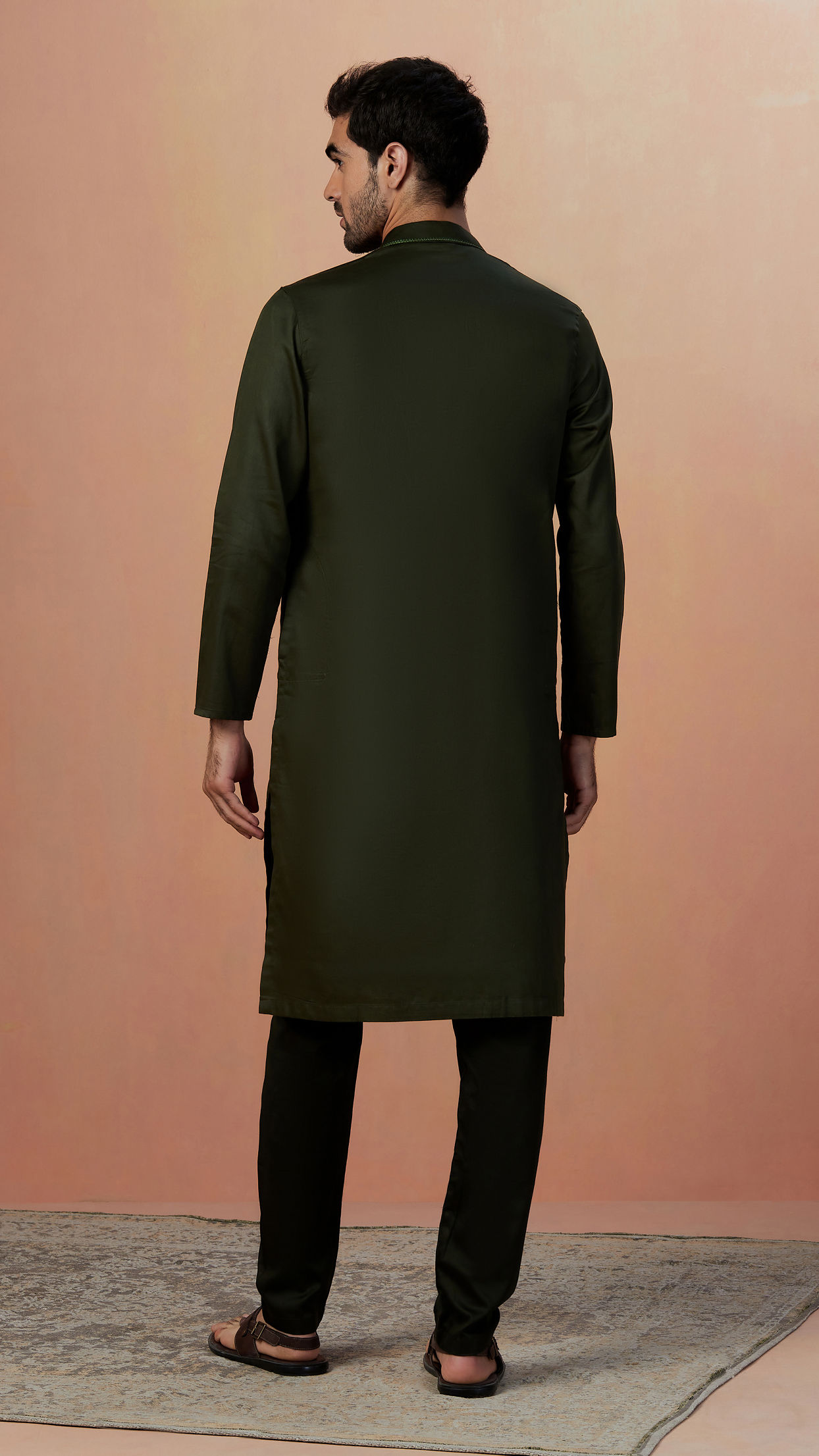 Manyavar Men Olive Green Plain Kurta Pajama image number 4