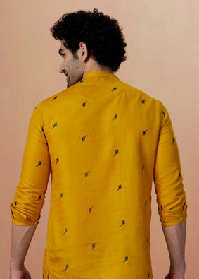 alt message - Manyavar Men Mustard Yellow Embroidered Short Kurta image number 3