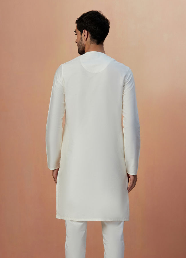 alt message - Manyavar Men White Plain Kurta image number 3