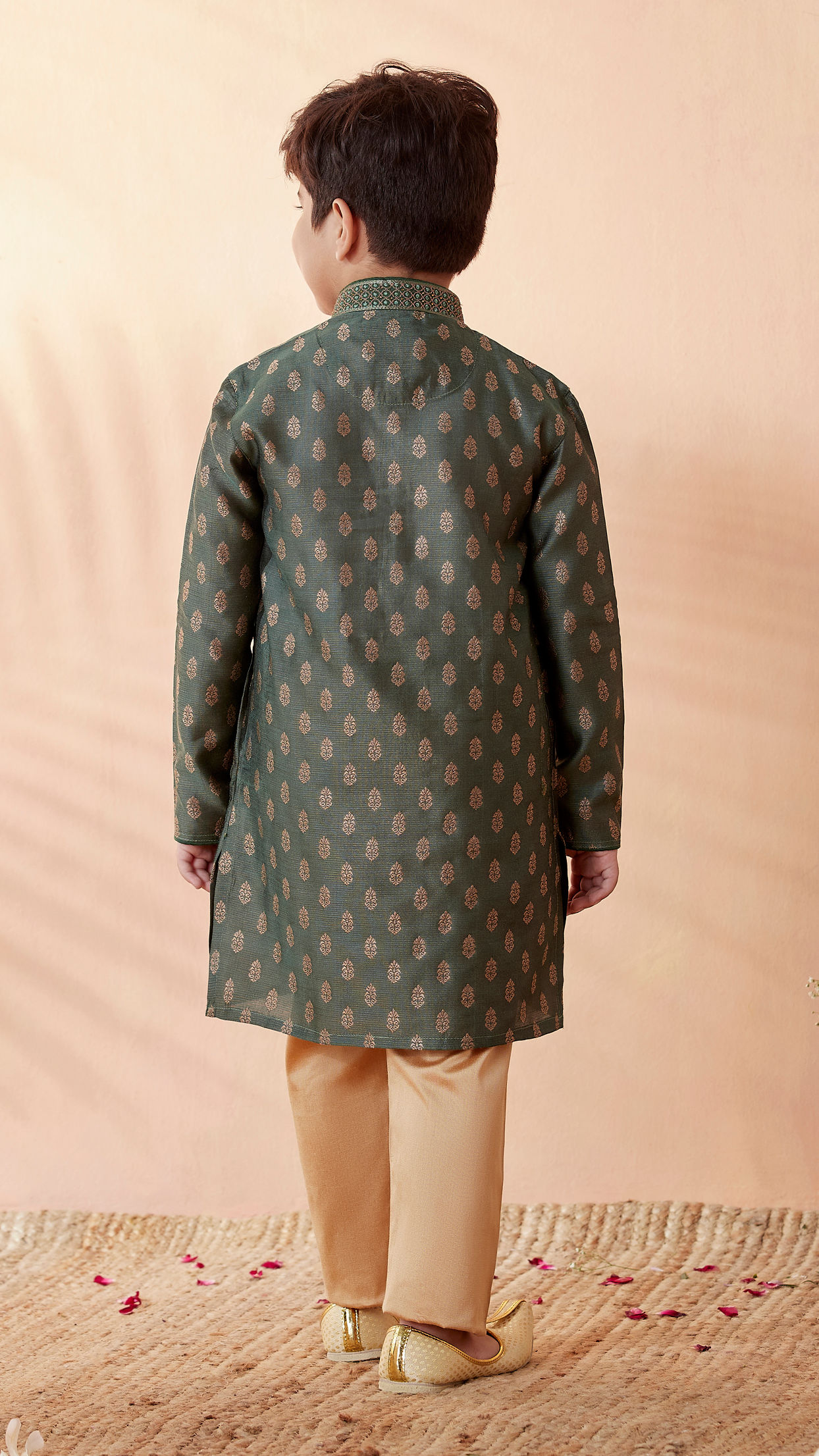 alt message - Manyavar Boys Boys Bottle Green Self Motif Kurta Set image number 2