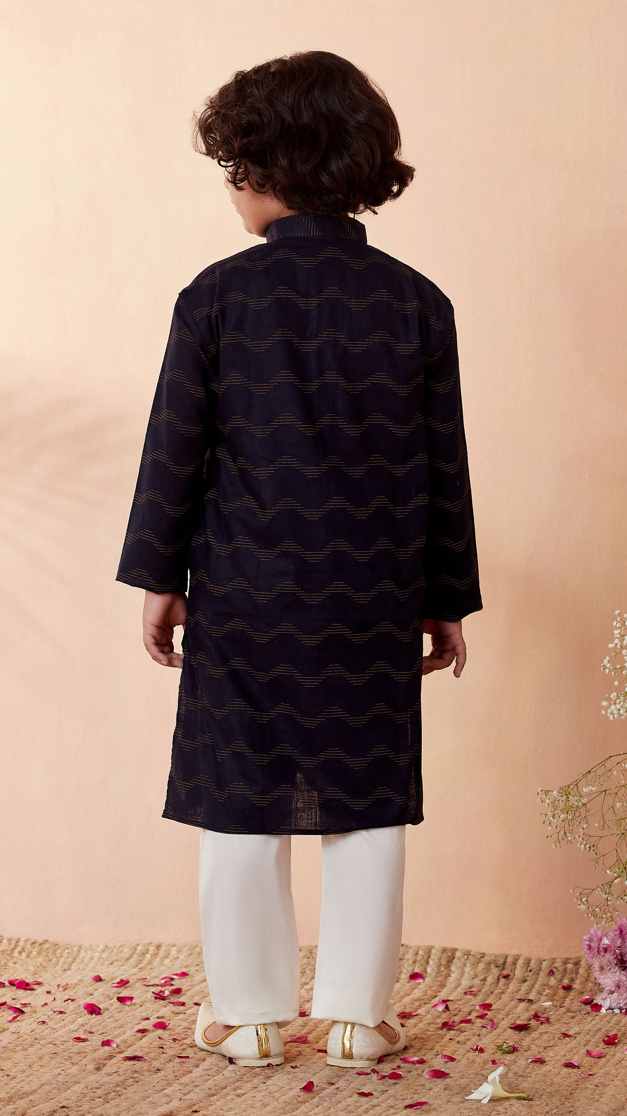 alt message - Manyavar Boys Boys Dark Blue Printed Kurta Set image number 2