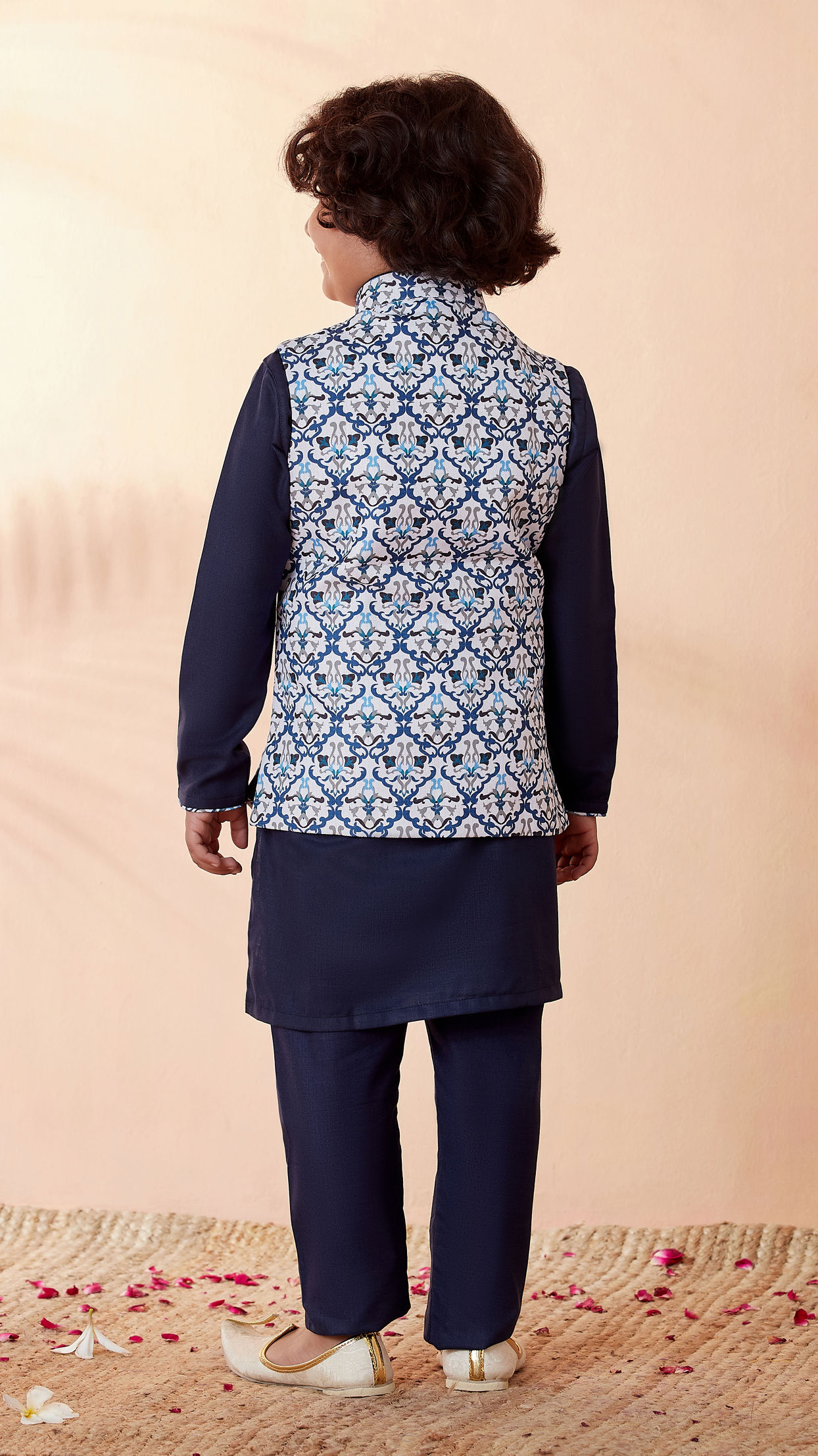 alt message - Manyavar Boys Boys Blue And White Kurta Jacket Set image number 3