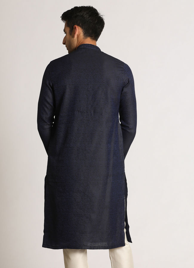 alt message - Manyavar Men Navy Blue Self Design Kurta Set image number 4