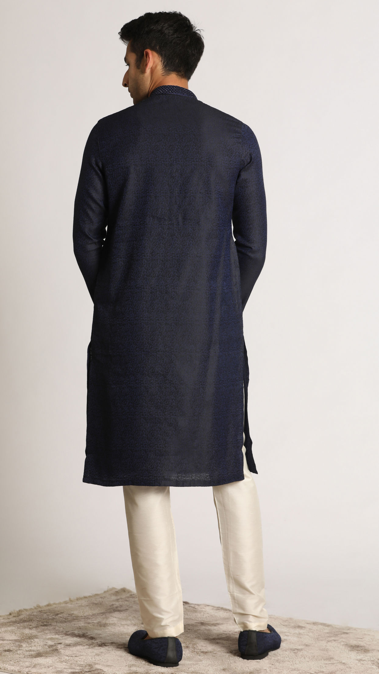 alt message - Manyavar Men Navy Blue Self Design Kurta Set image number 4