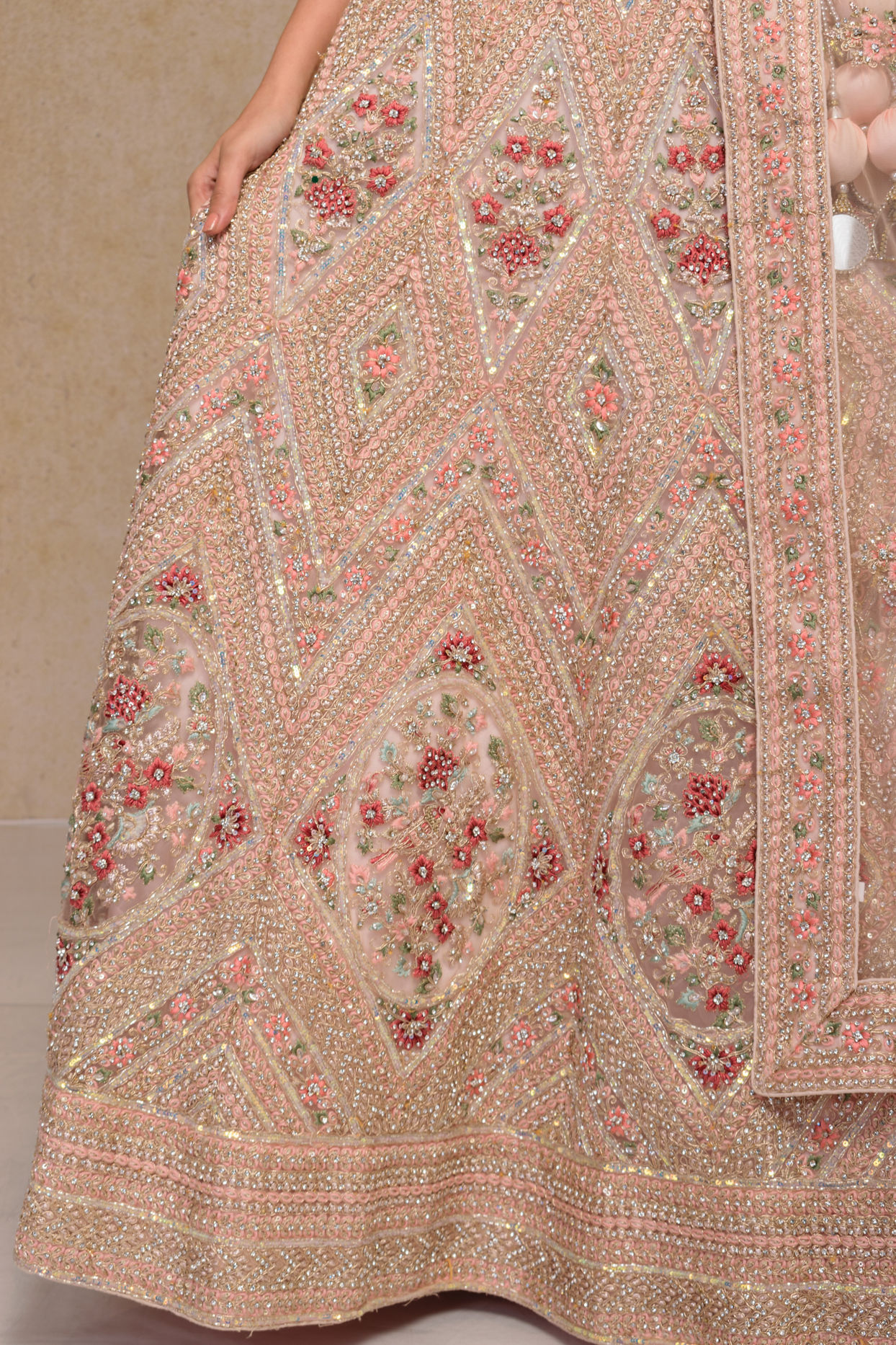 alt message - Mohey Women Blush Pink Embellished Lehenga image number 3