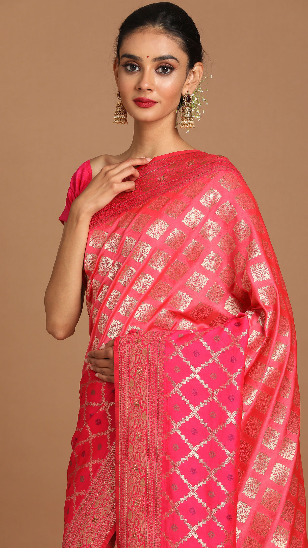 alt message - Mohey Women Enchanting Rani Pink Saree image number 1