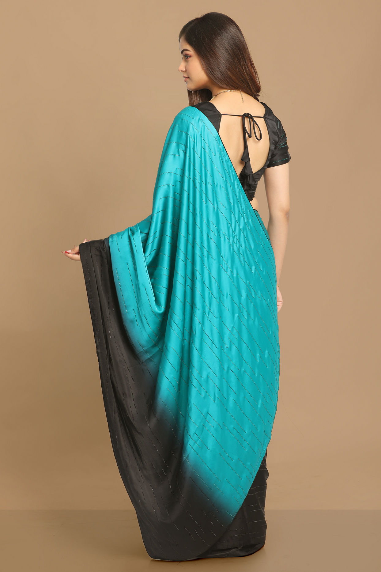 alt message - Mohey Women Light Blue And Black Combination Saree image number 3