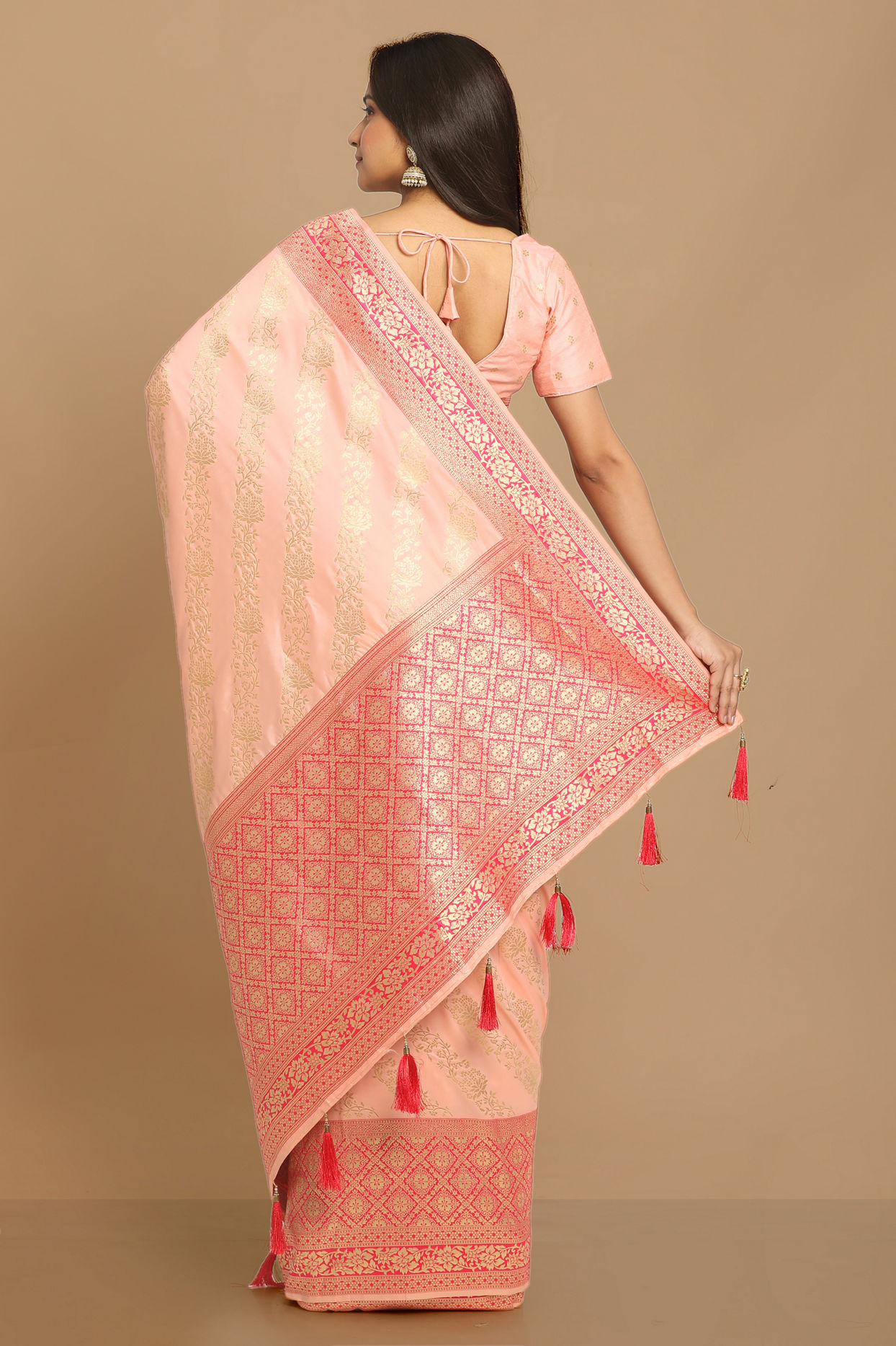 alt message - Mohey Women Graceful Light Pink Saree image number 3