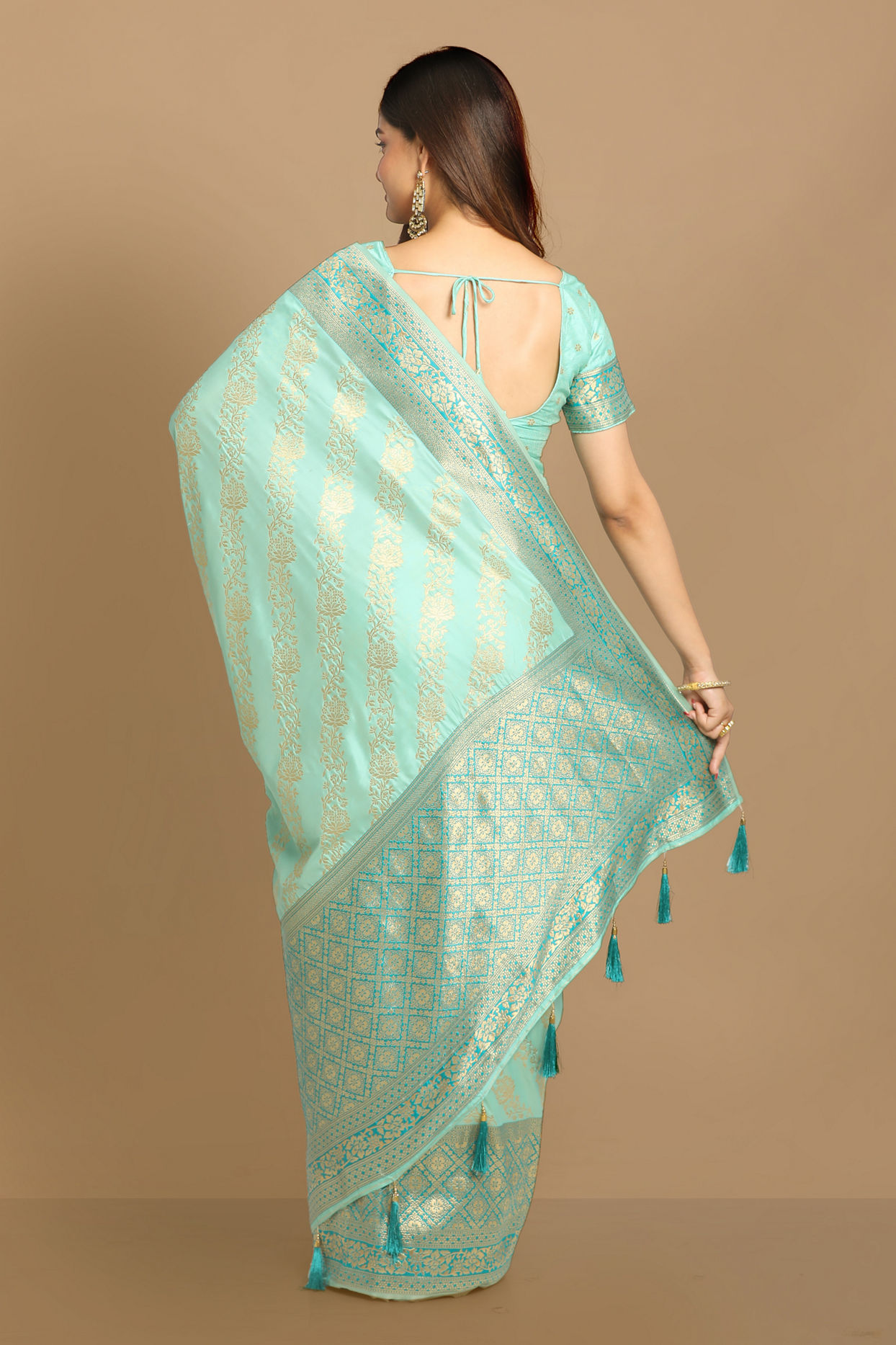 alt message - Mohey Women Enchanting Blue Designer Saree image number 3