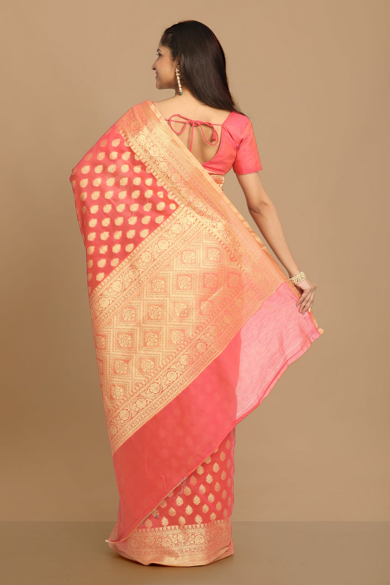 Mohey Women Pink Weaved Saree