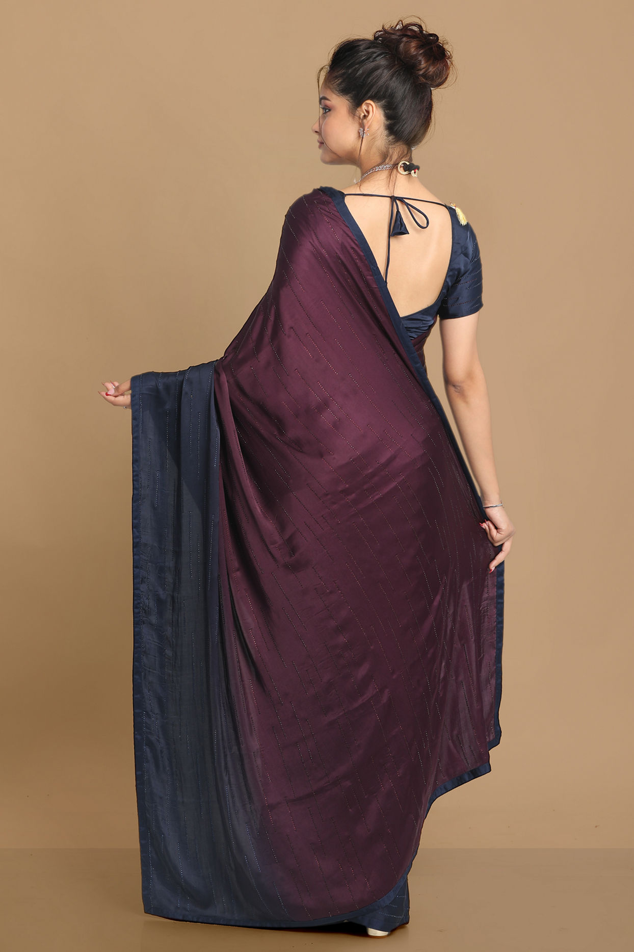 alt message - Mohey Women Gorgeous Wine And Indigo Saree image number 3