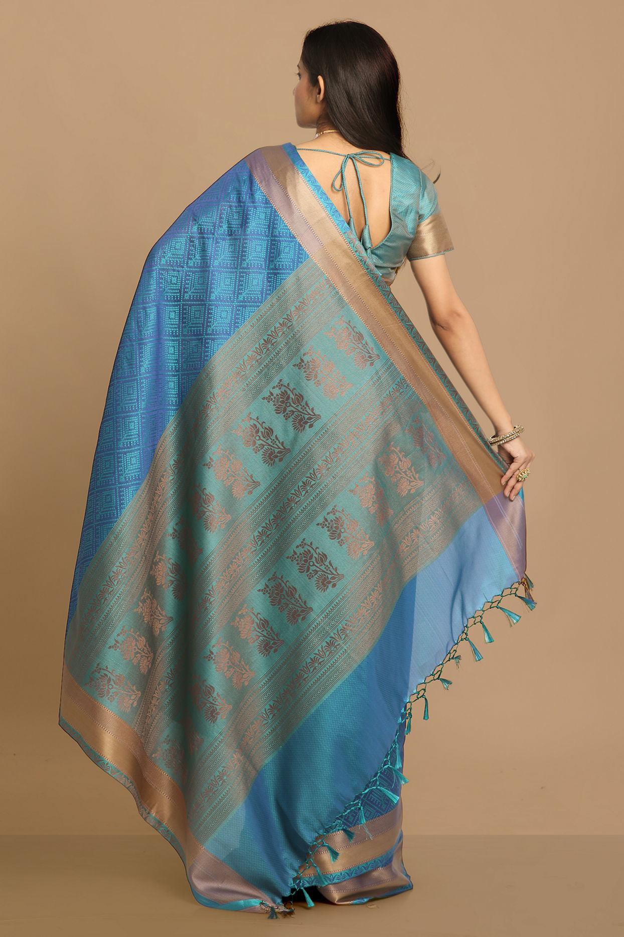 alt message - Mohey Women Glamorous Blue Designer Saree image number 3