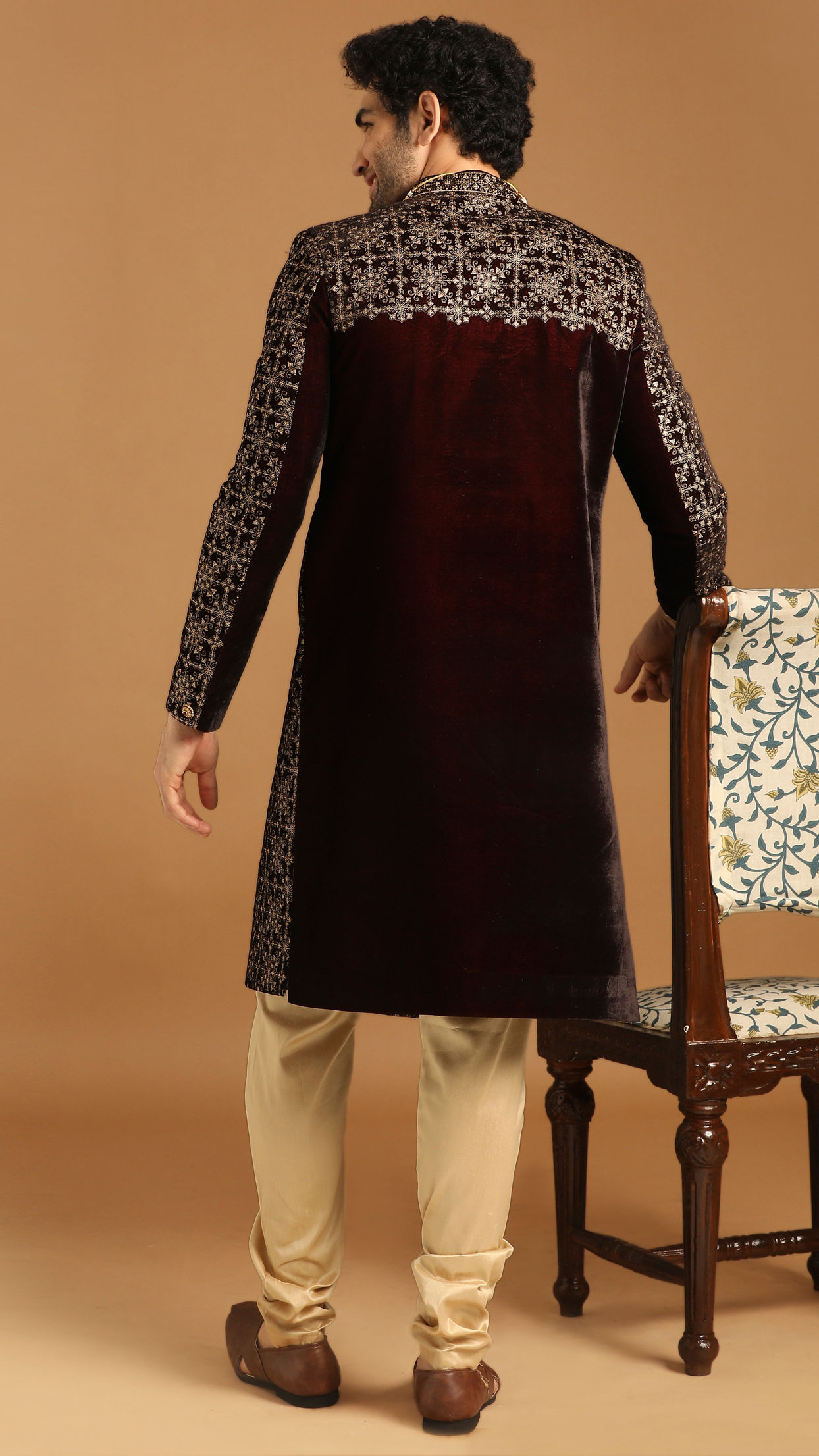 alt message - Manyavar Men Regal Velvet Maroon Sherwani Set image number 2