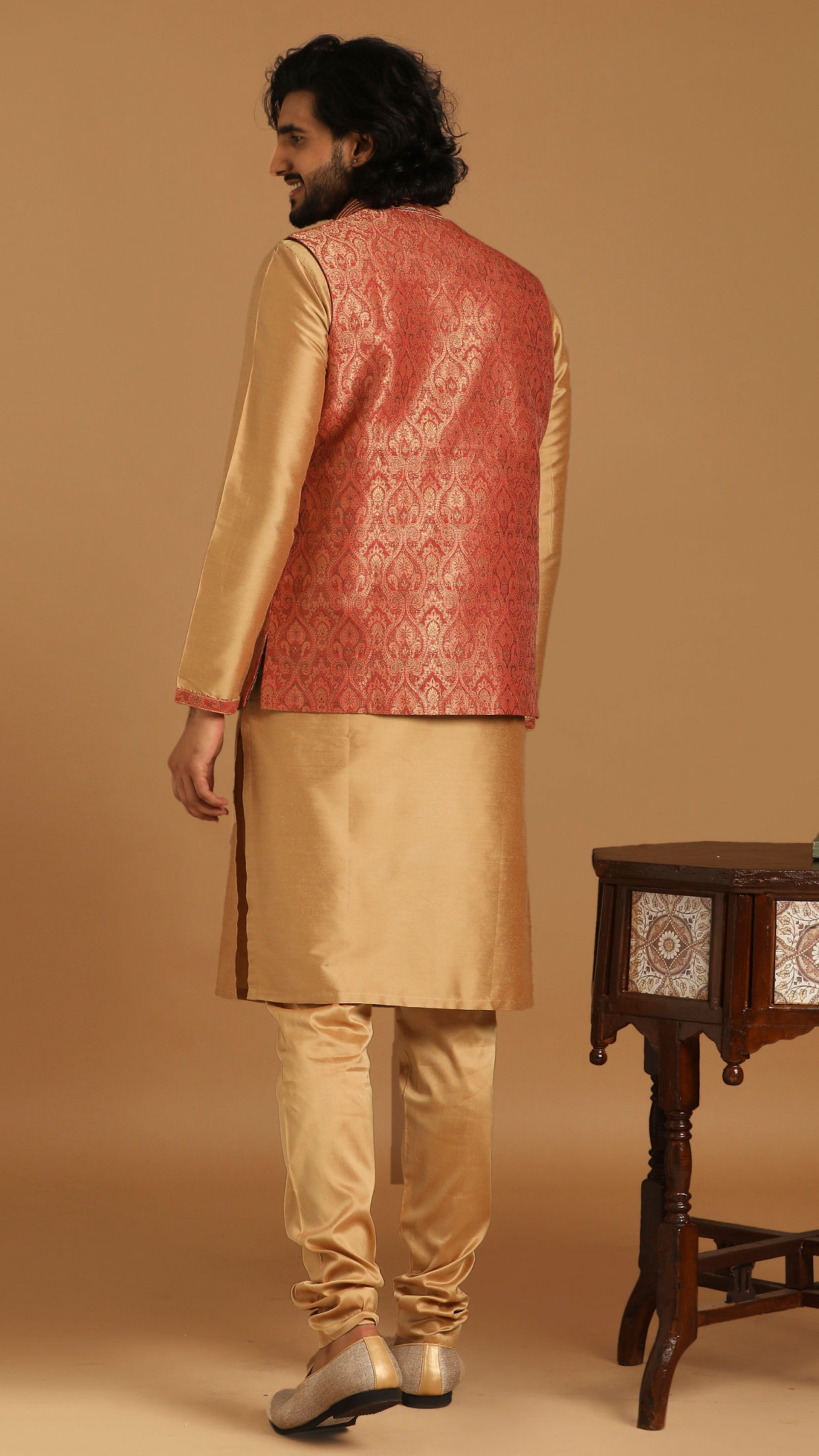 alt message - Manyavar Men Rust And Gold Kurta Jacket Set image number 2