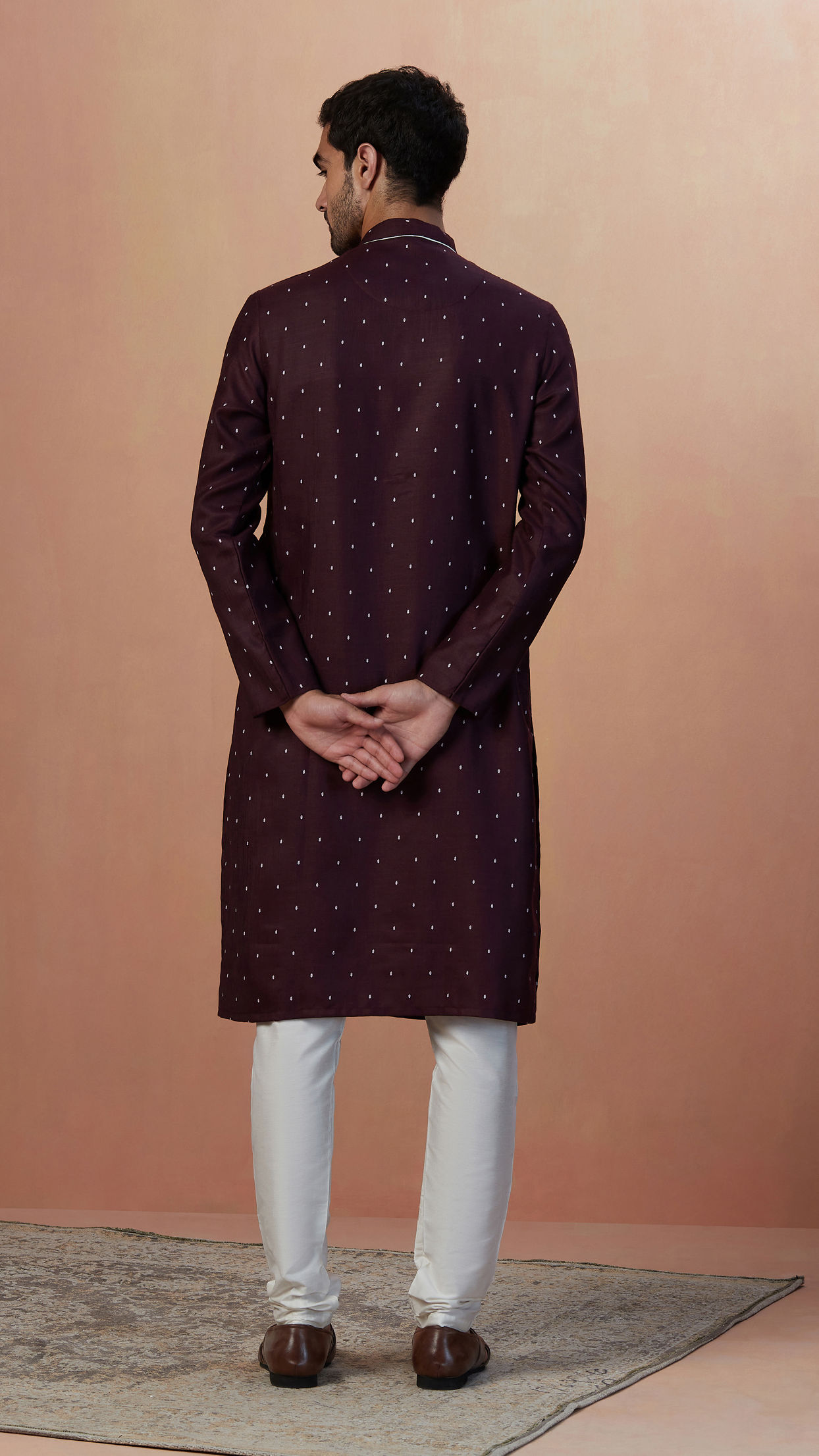 alt message - Manyavar Men Plum Booti Print Kurta Pajama image number 3