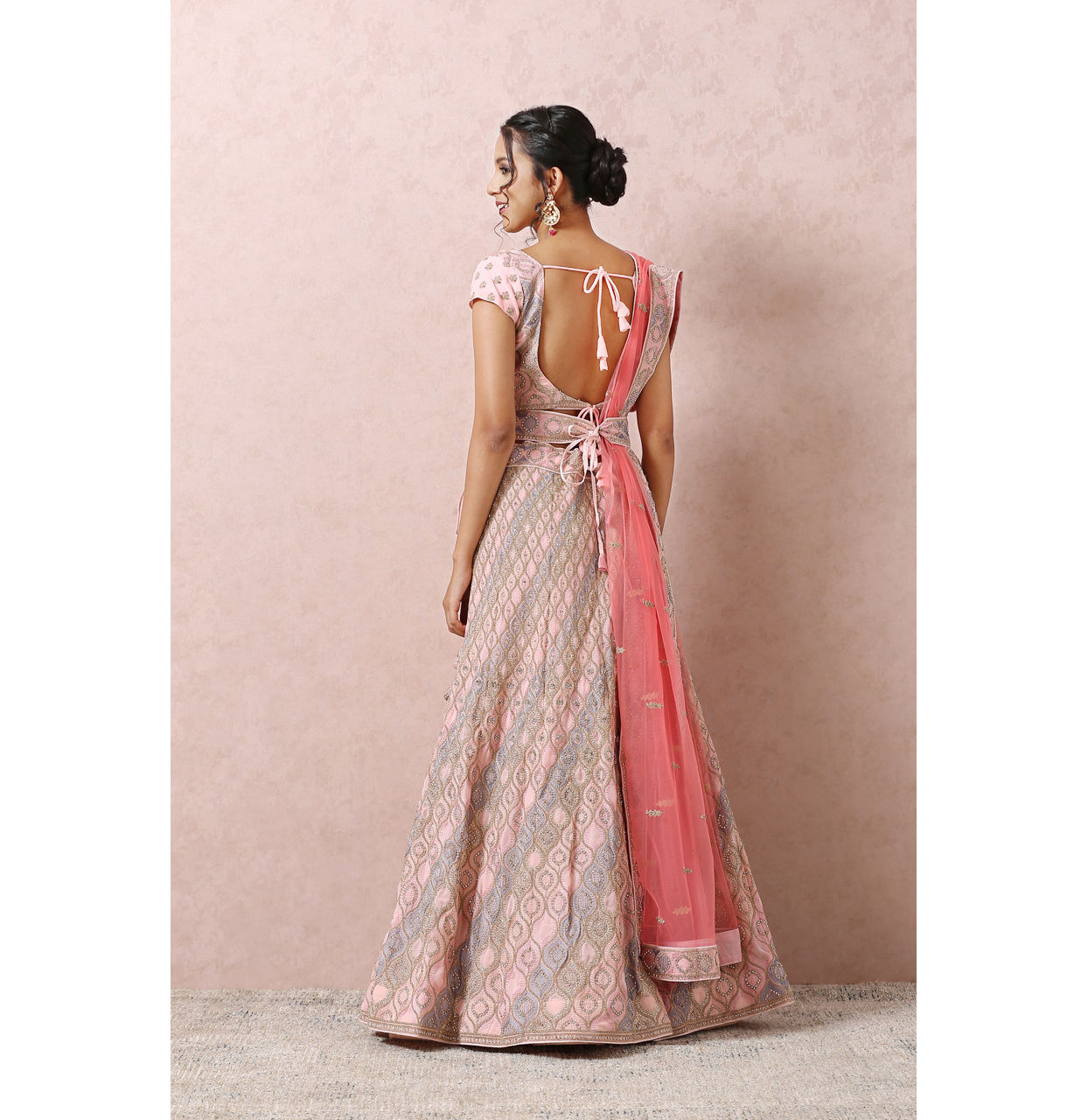 alt message - Mohey Women Light Pink Embellished Lehenga image number 3