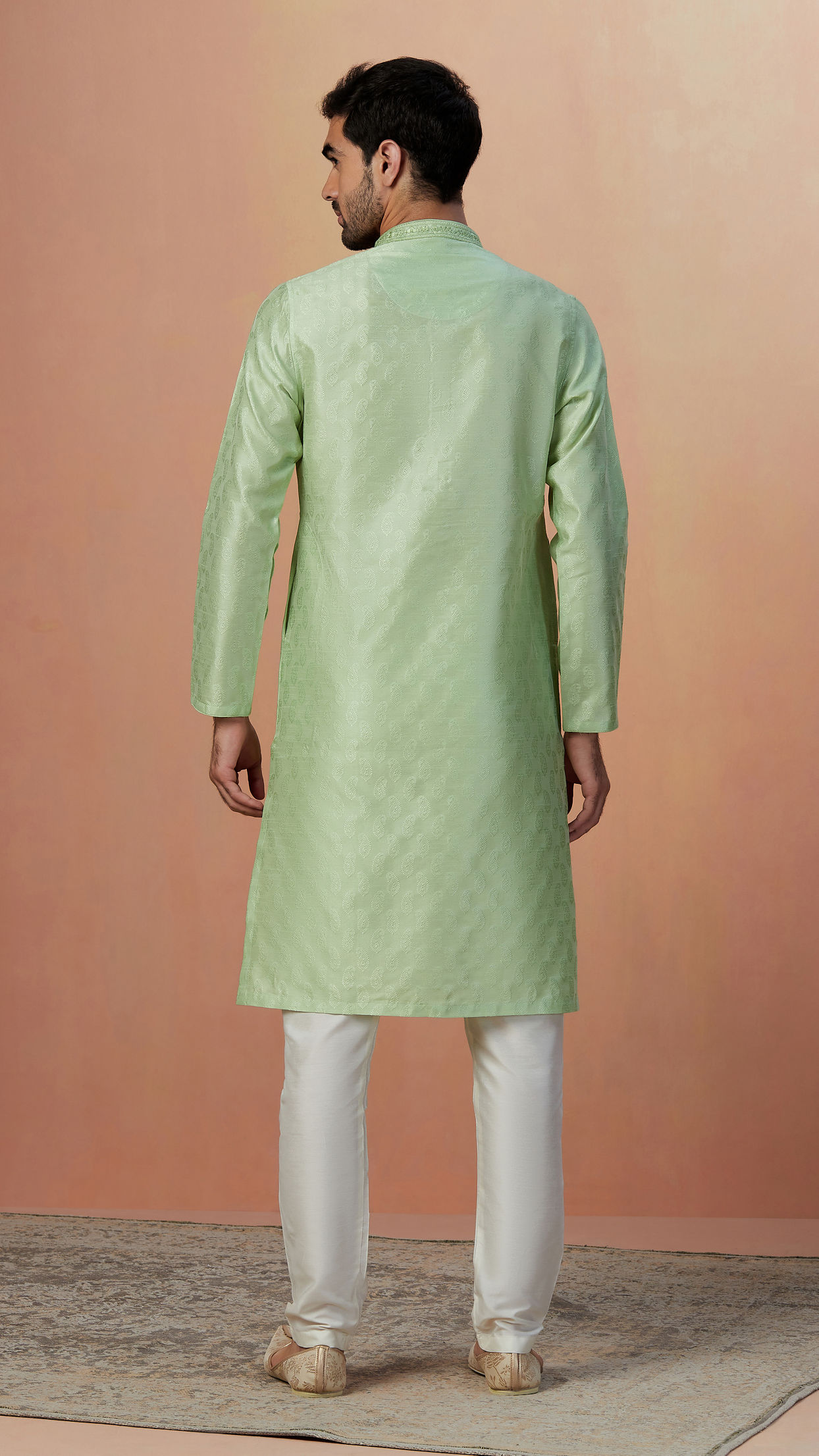 alt message - Manyavar Men Light Green Paisley Kurta Pajama image number 4