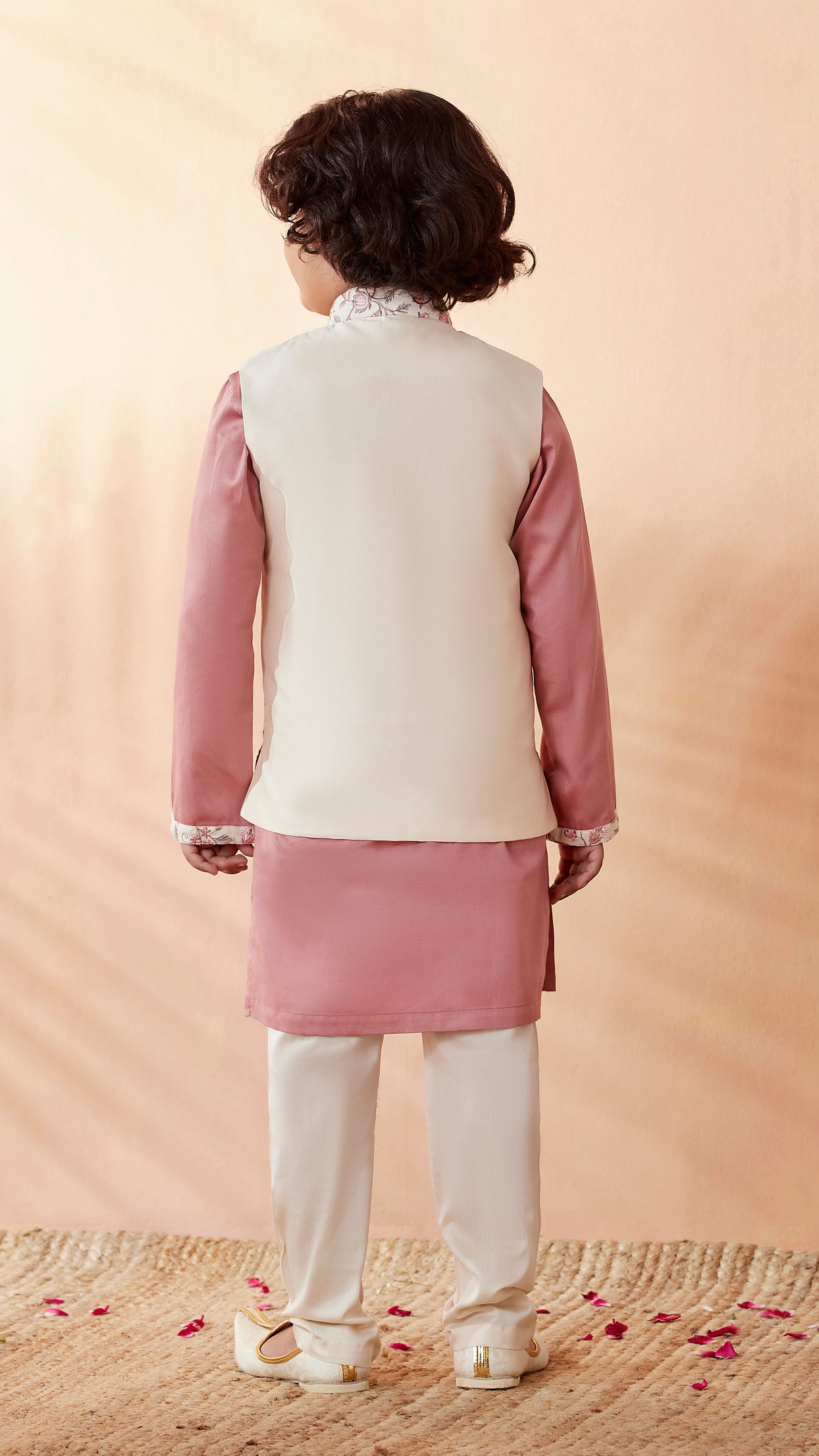 alt message - Manyavar Boys Boys Cream And Pink Kurta Jacket Set image number 3