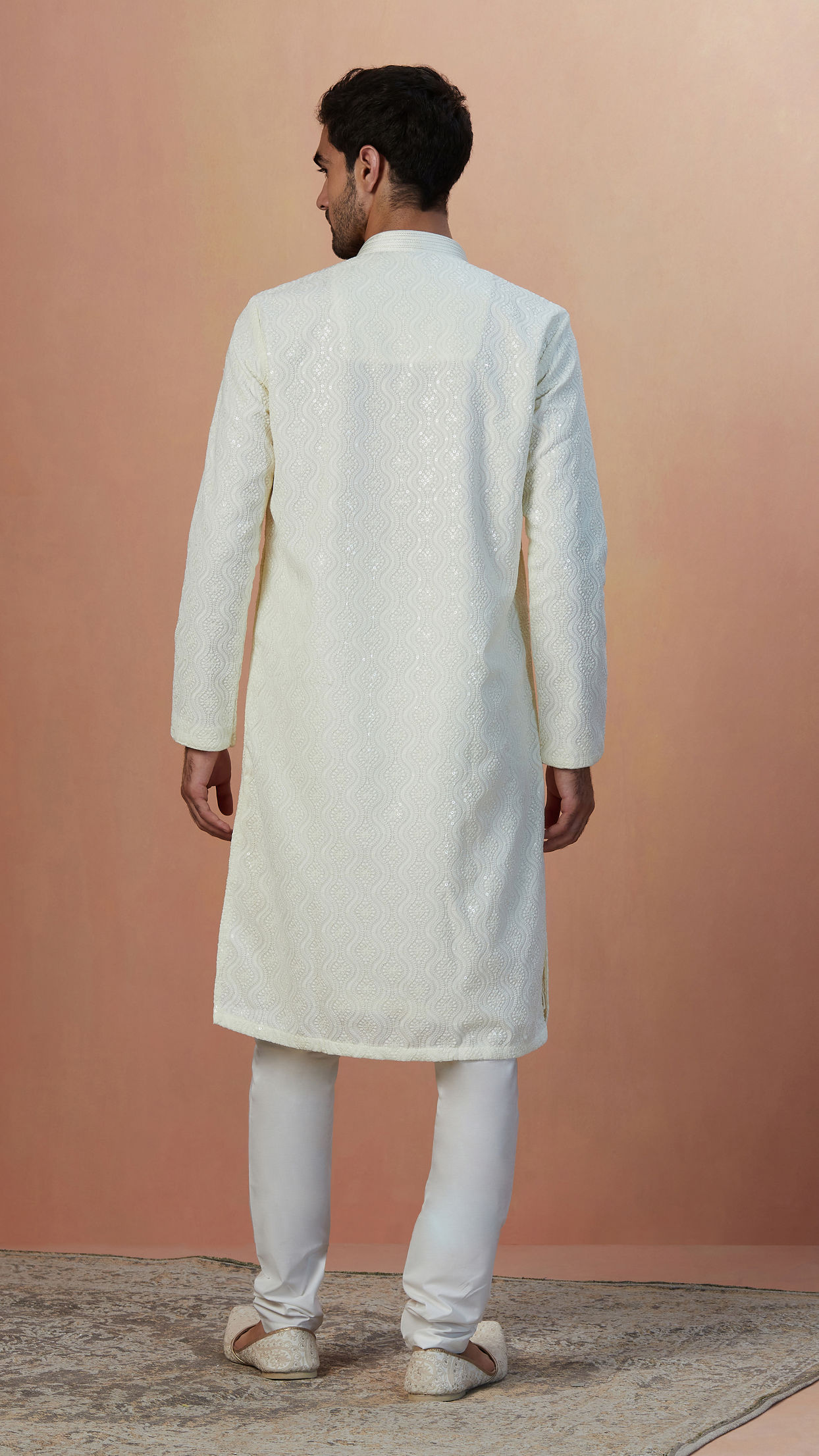 alt message - Manyavar Men Seashell White Chikankari Kurta Pajama image number 4