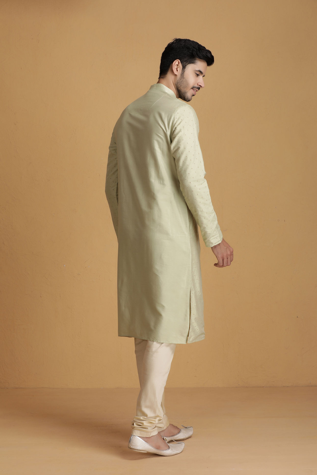 alt message - Manyavar Men Pastel Green Self Design Kurta Set image number 3