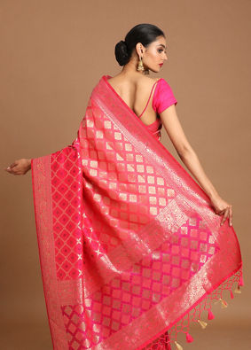 alt message - Mohey Women Enchanting Rani Pink Saree image number 2